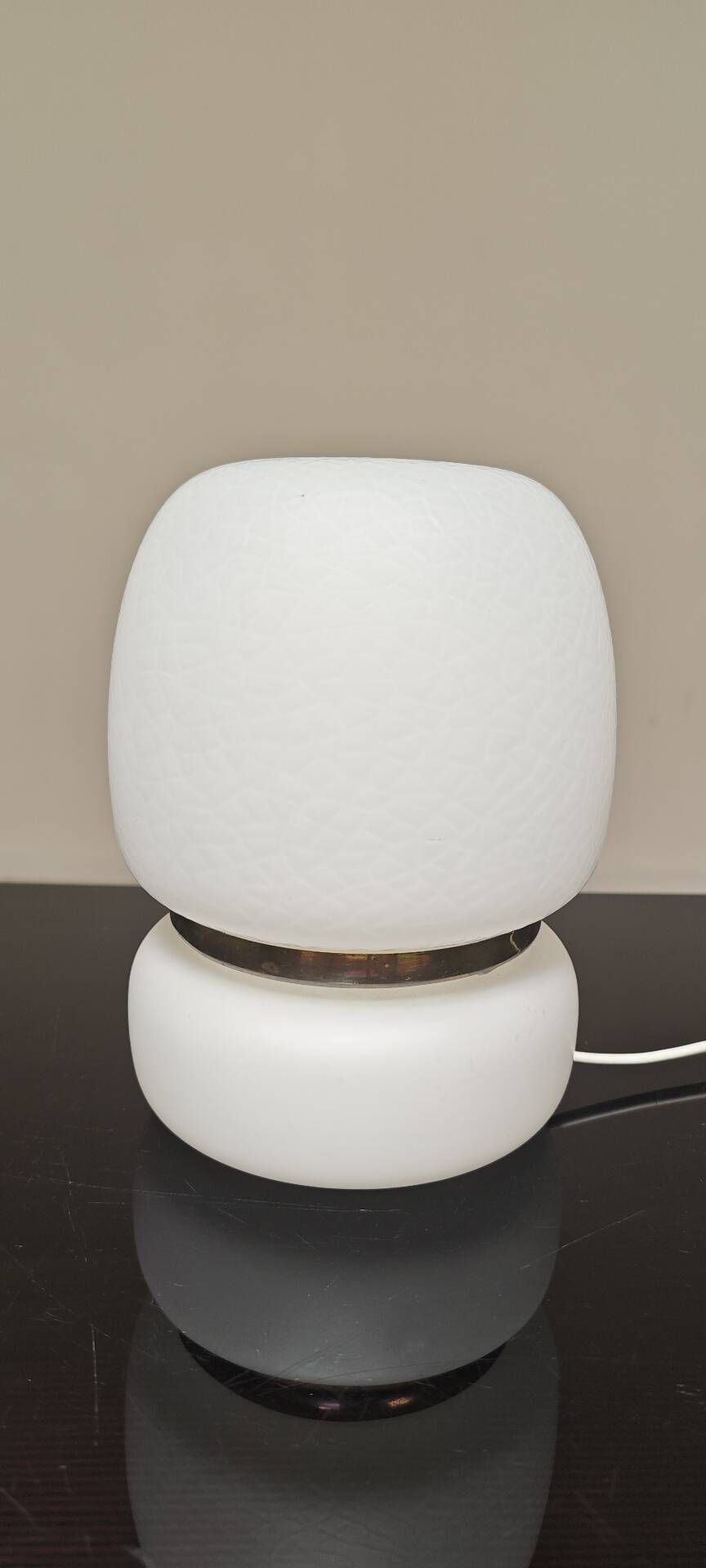 Lampe a poser tchèque en opaline blanche et laiton 1960