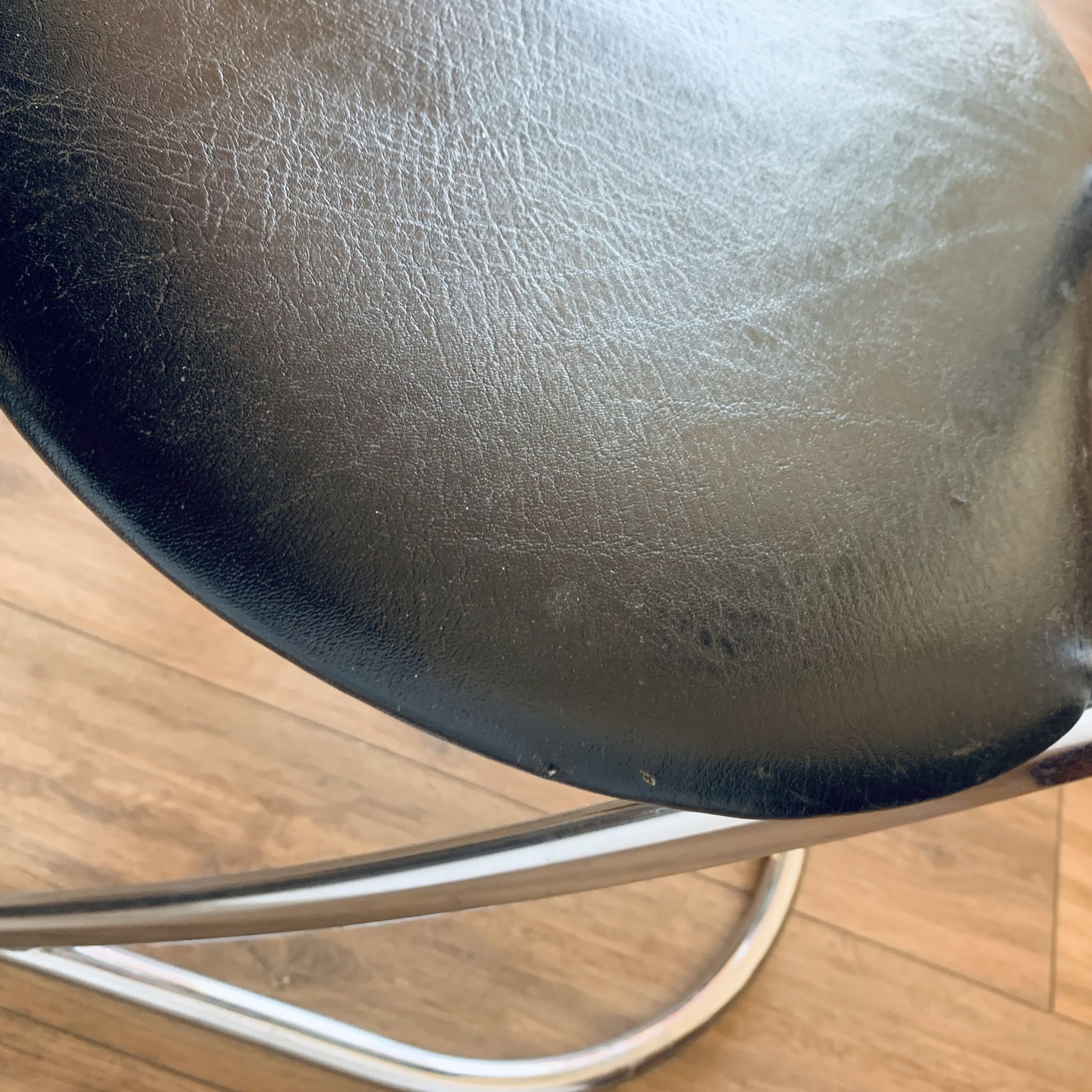 2 chaises en porte à faux