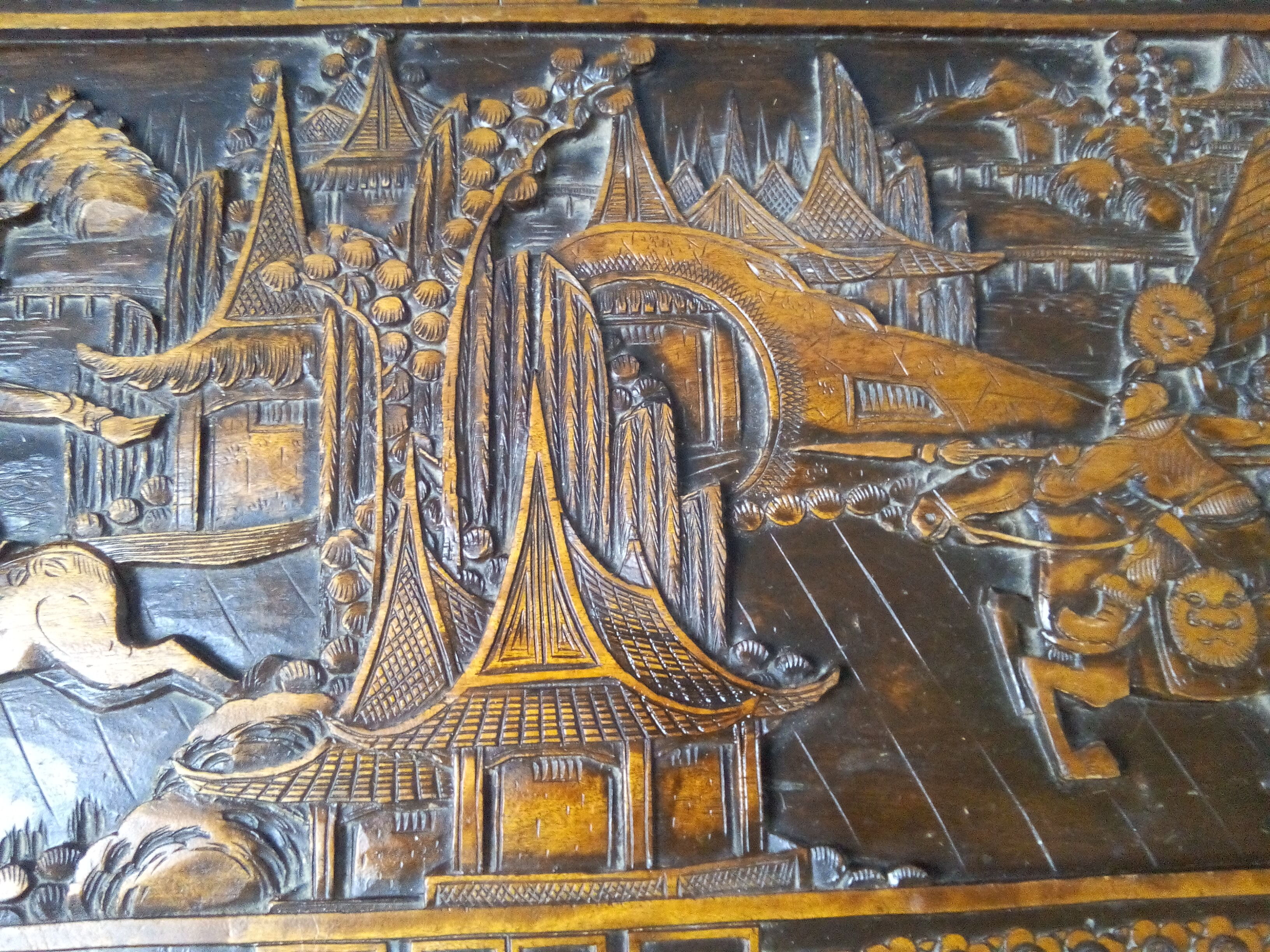 Coffre Indochinois en camphrier sculpté