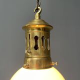 Lampe à suspension en verre opalin avec élégante monture en laiton