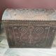 Ancien coffre en bois et cuir