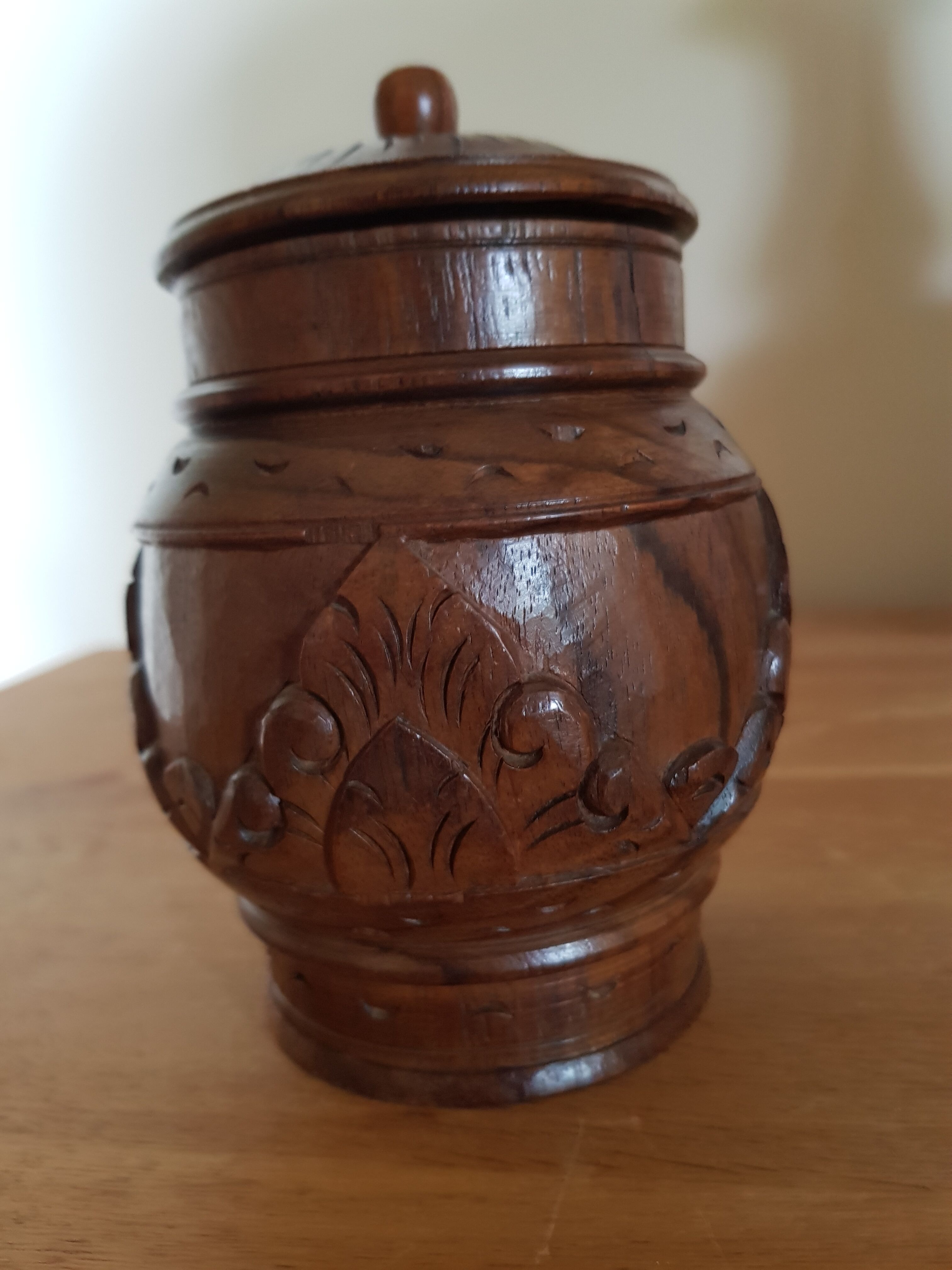 Wooden pot with Vintage sculptures