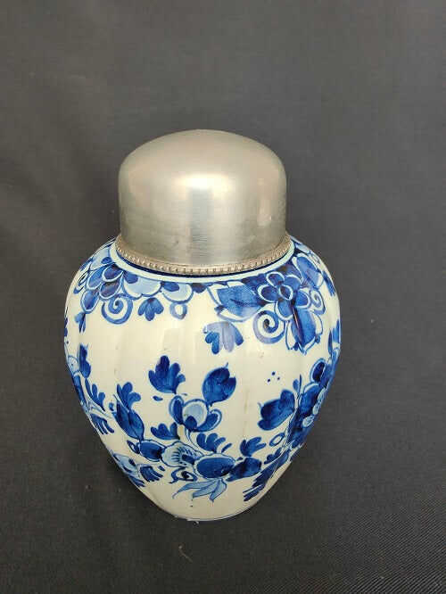 Delfes porcelain pot
