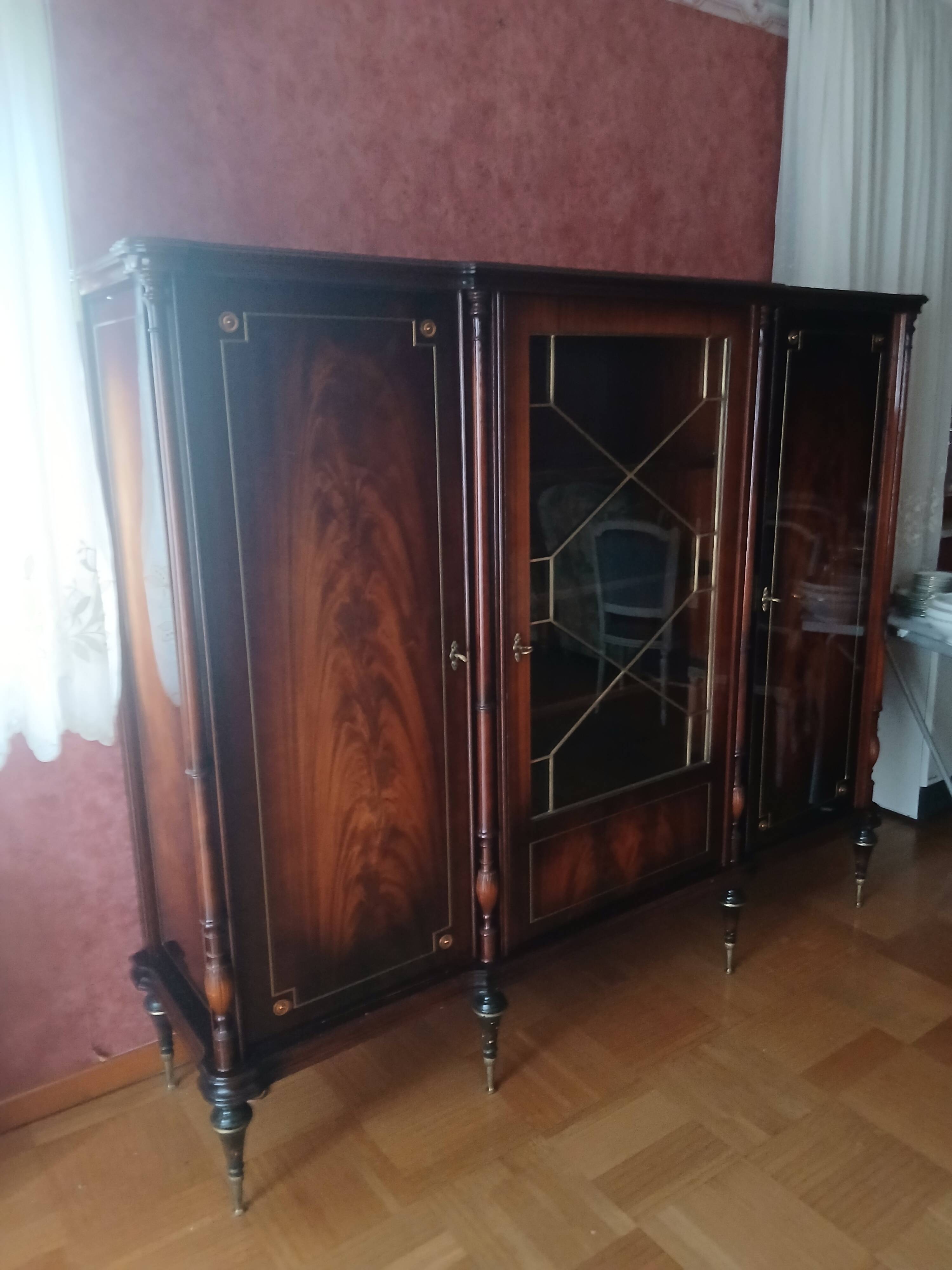 Louis XVI style mahogany bookcase/display cabinet with 3 doors