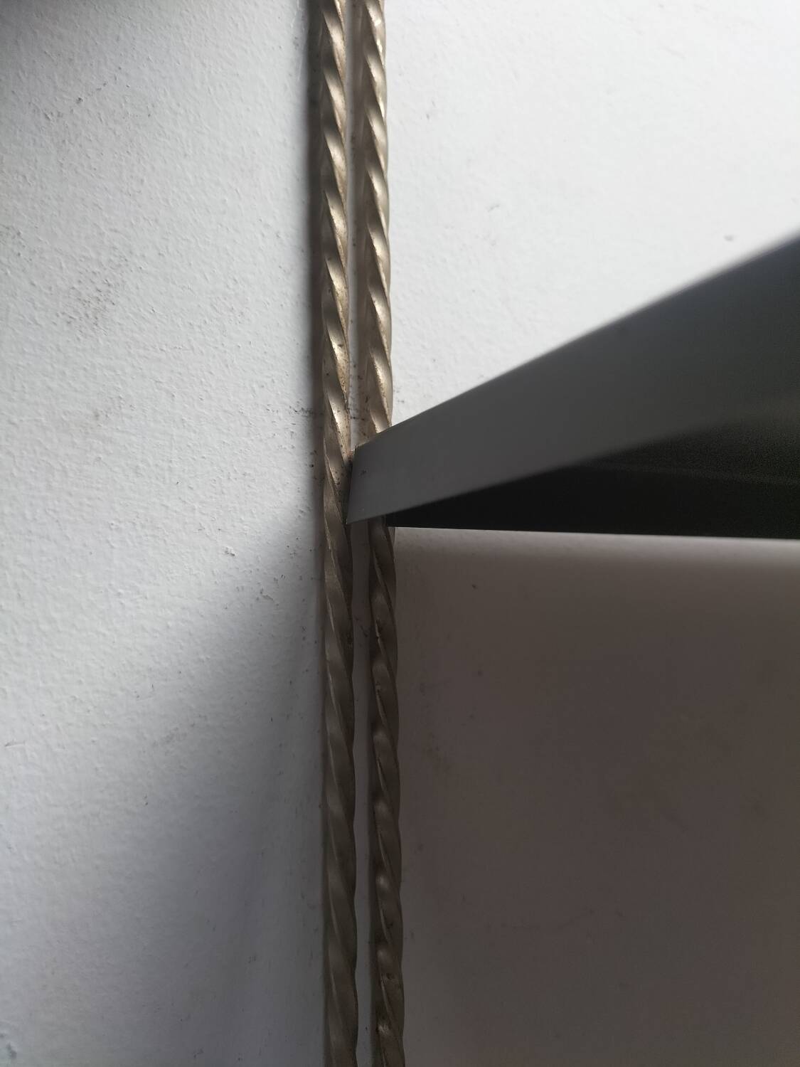 Metal string shelf