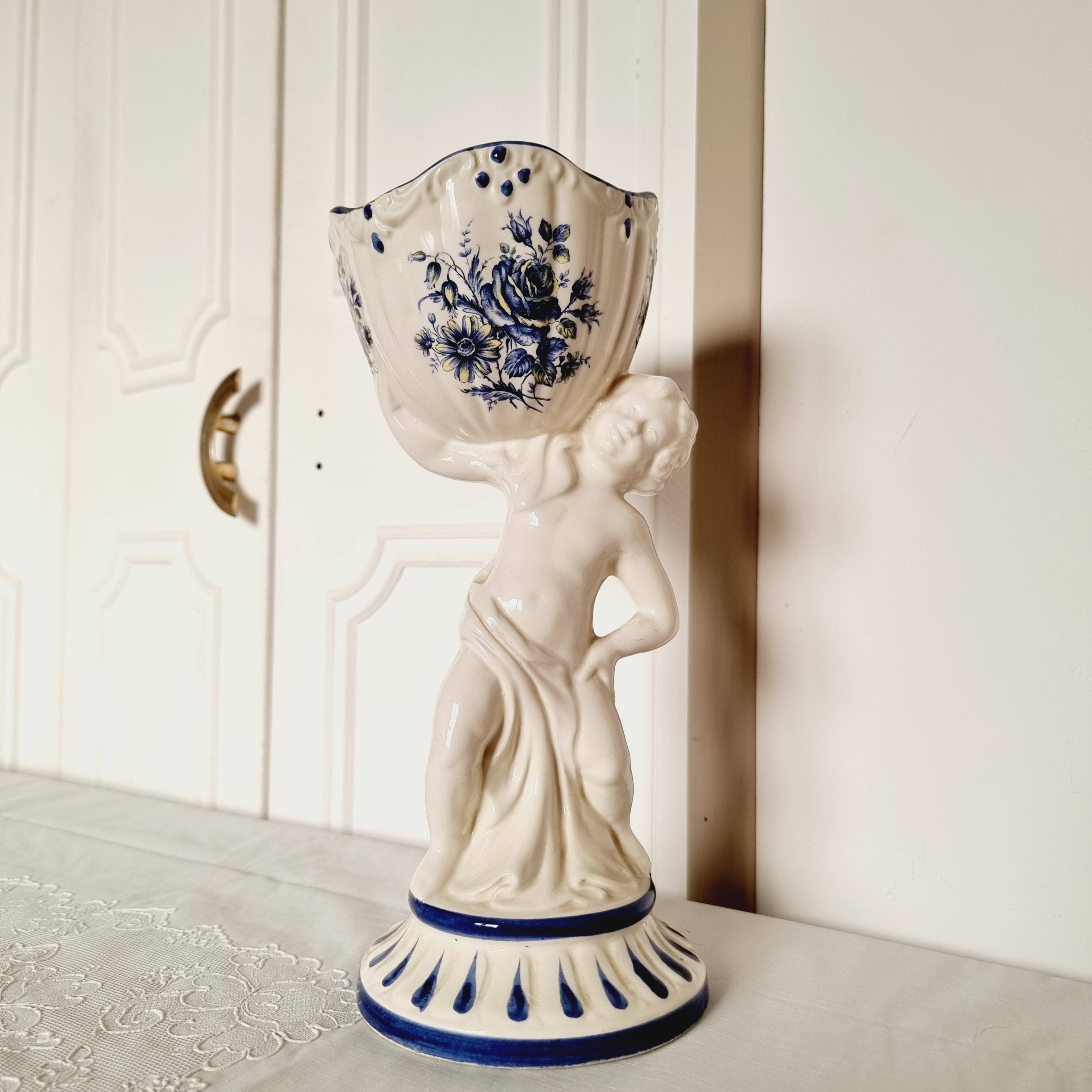 Vase de sculpture de chérubin Capodimonte peint à la main