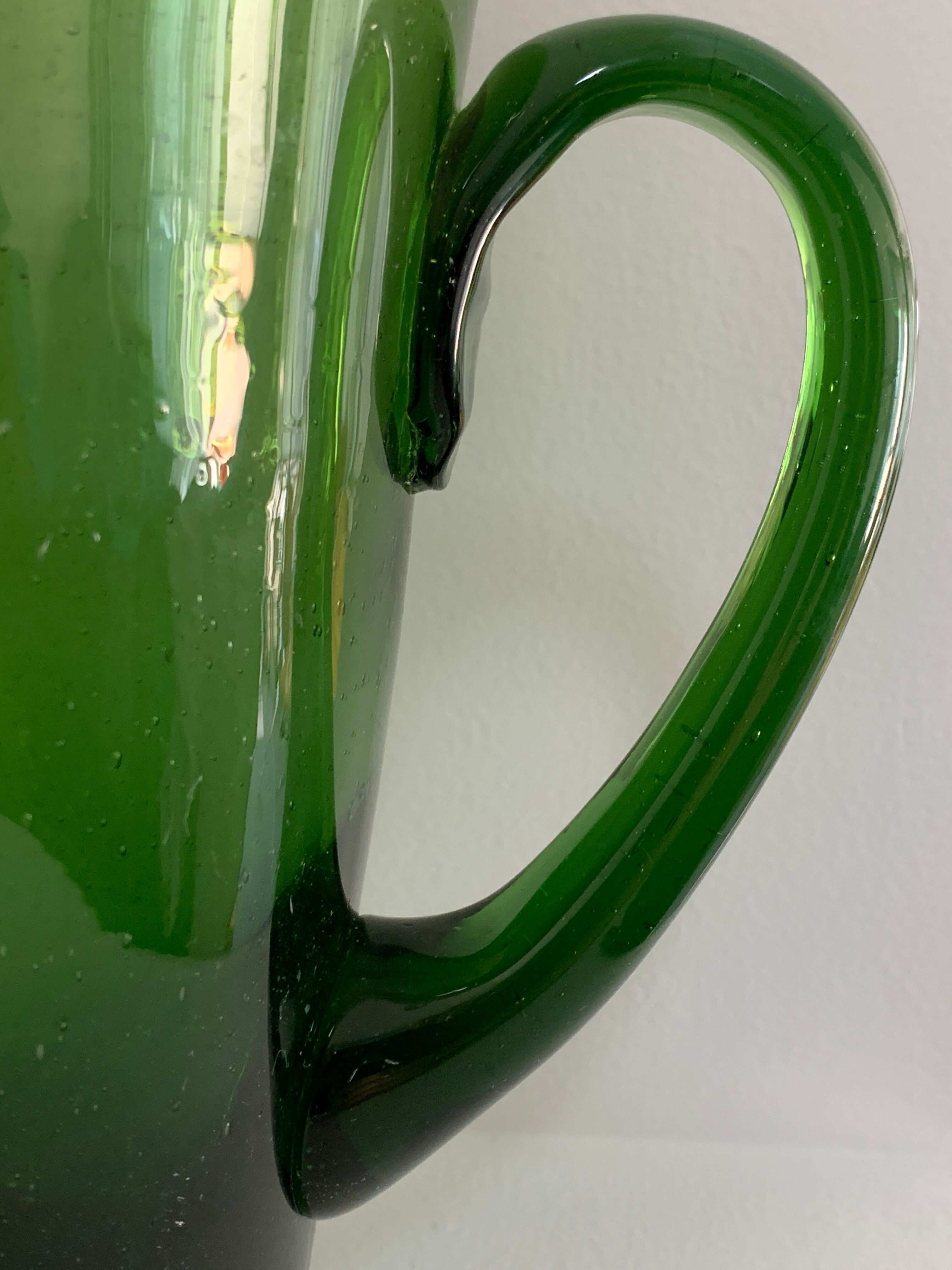 Carafe et 6 verres en verre vert bullé