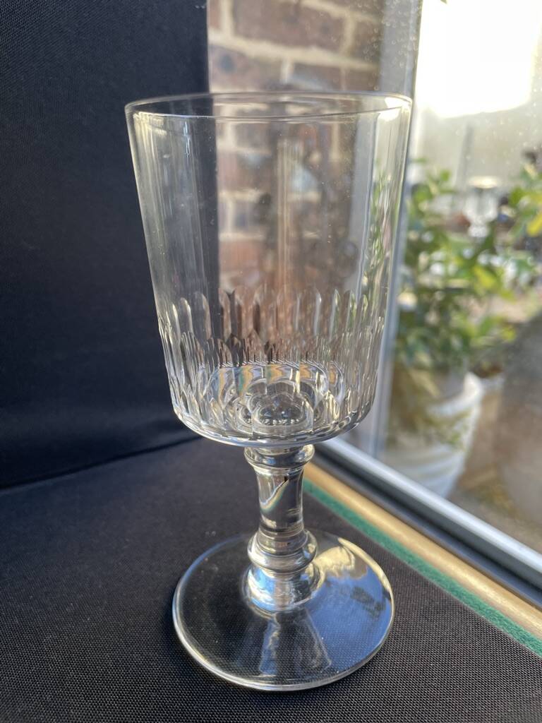 6 wine glasses – light cut crystal