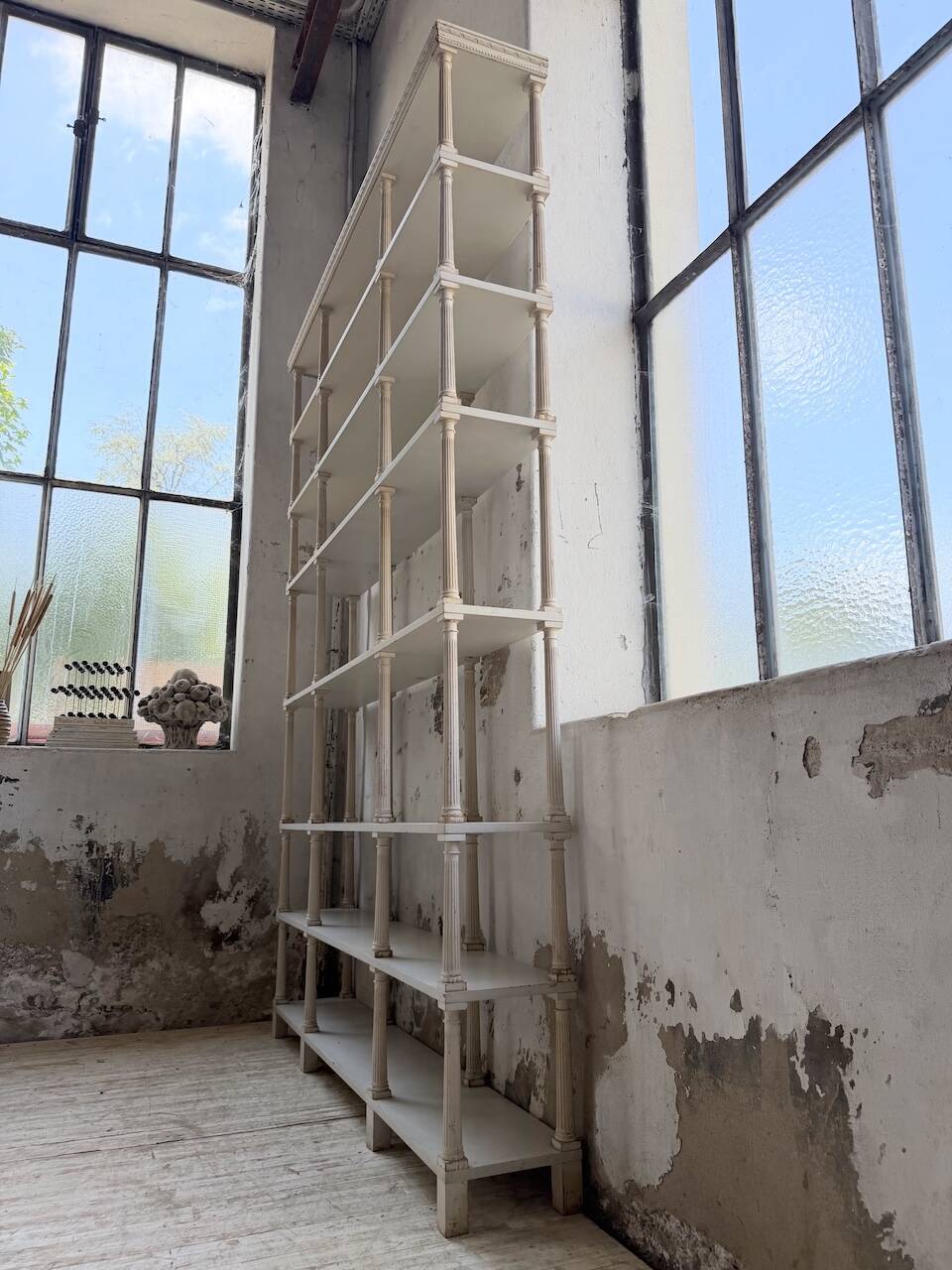 Bibliothèque, étagère XL Napoléon en bois patiné blanc