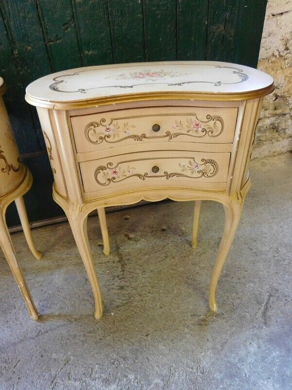 Pair of bedsides modele kidney