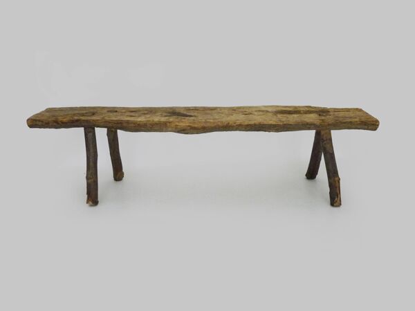 Banc bas brutaliste en bois. Banc en bois massif. Art Populaire