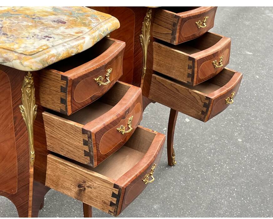 Paire de tables de chevet de style Louis XV en bois de rose.