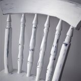 Chaise en bois blanc