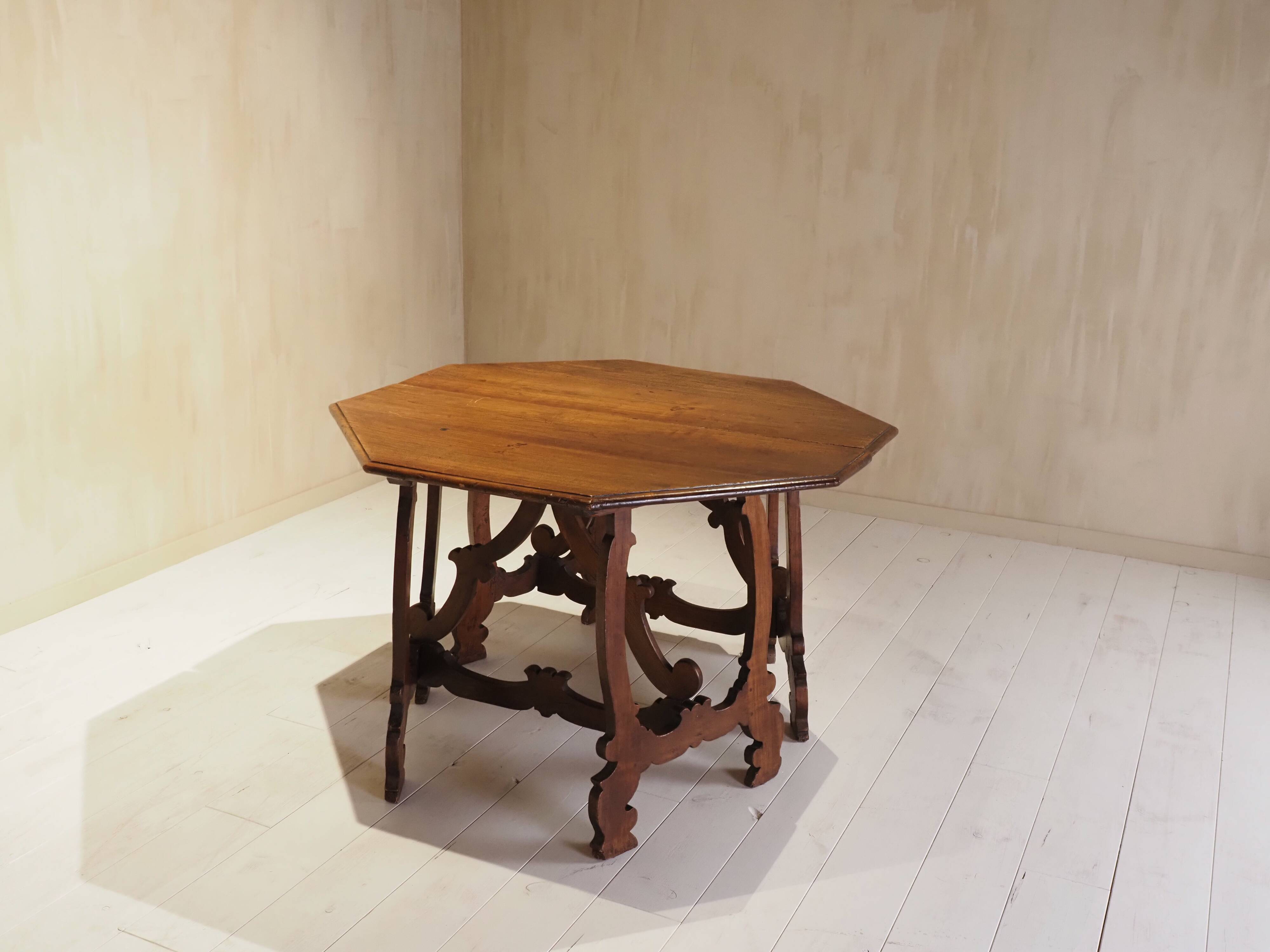 Pair of Italian consoles from the 18th century.