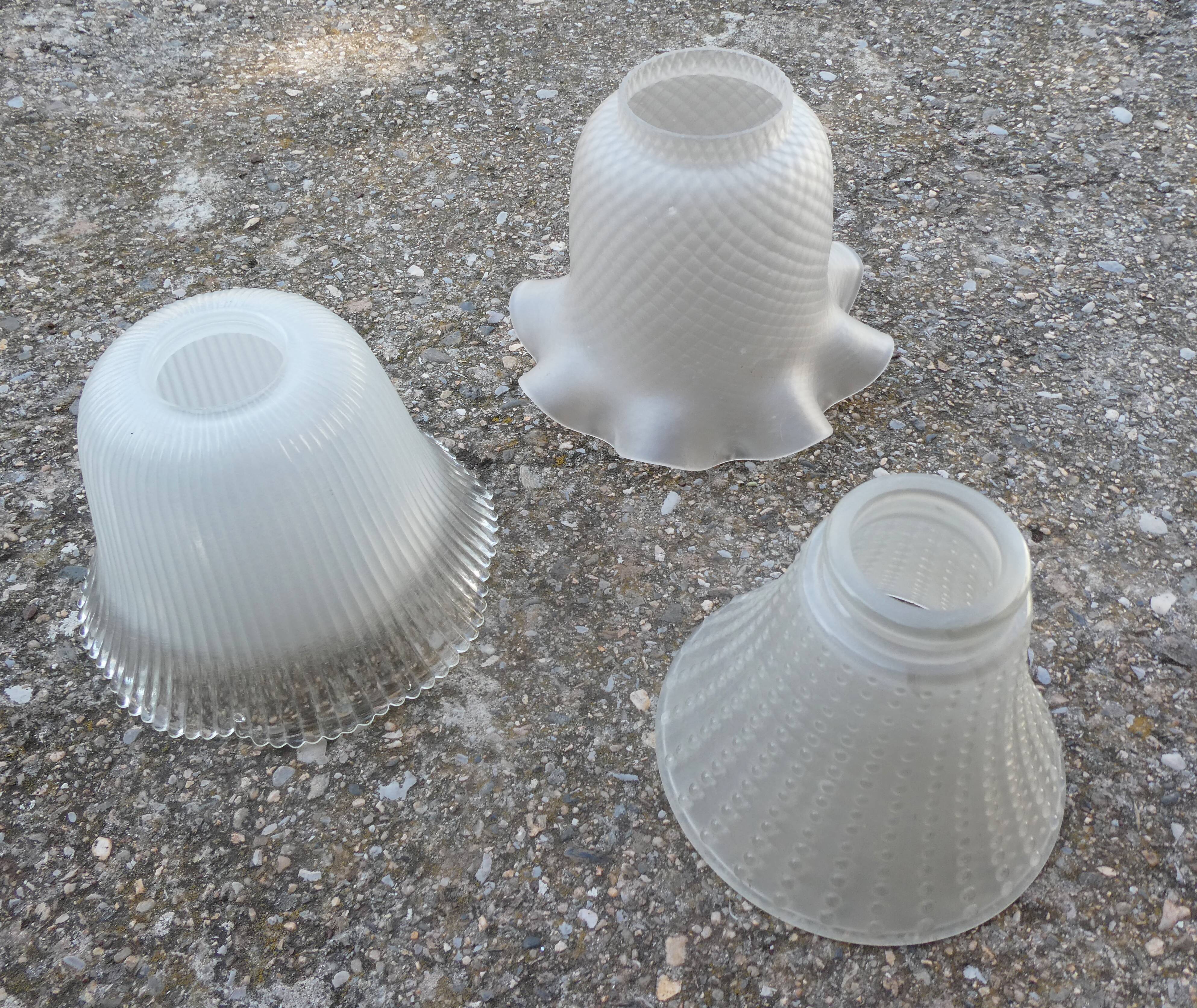 Lot de 3 suspensions globe en verre moulé vintage