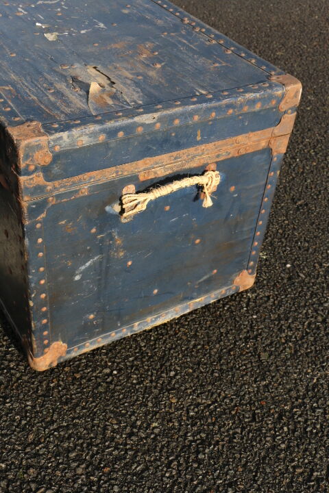 Old large-format trunk 930cm