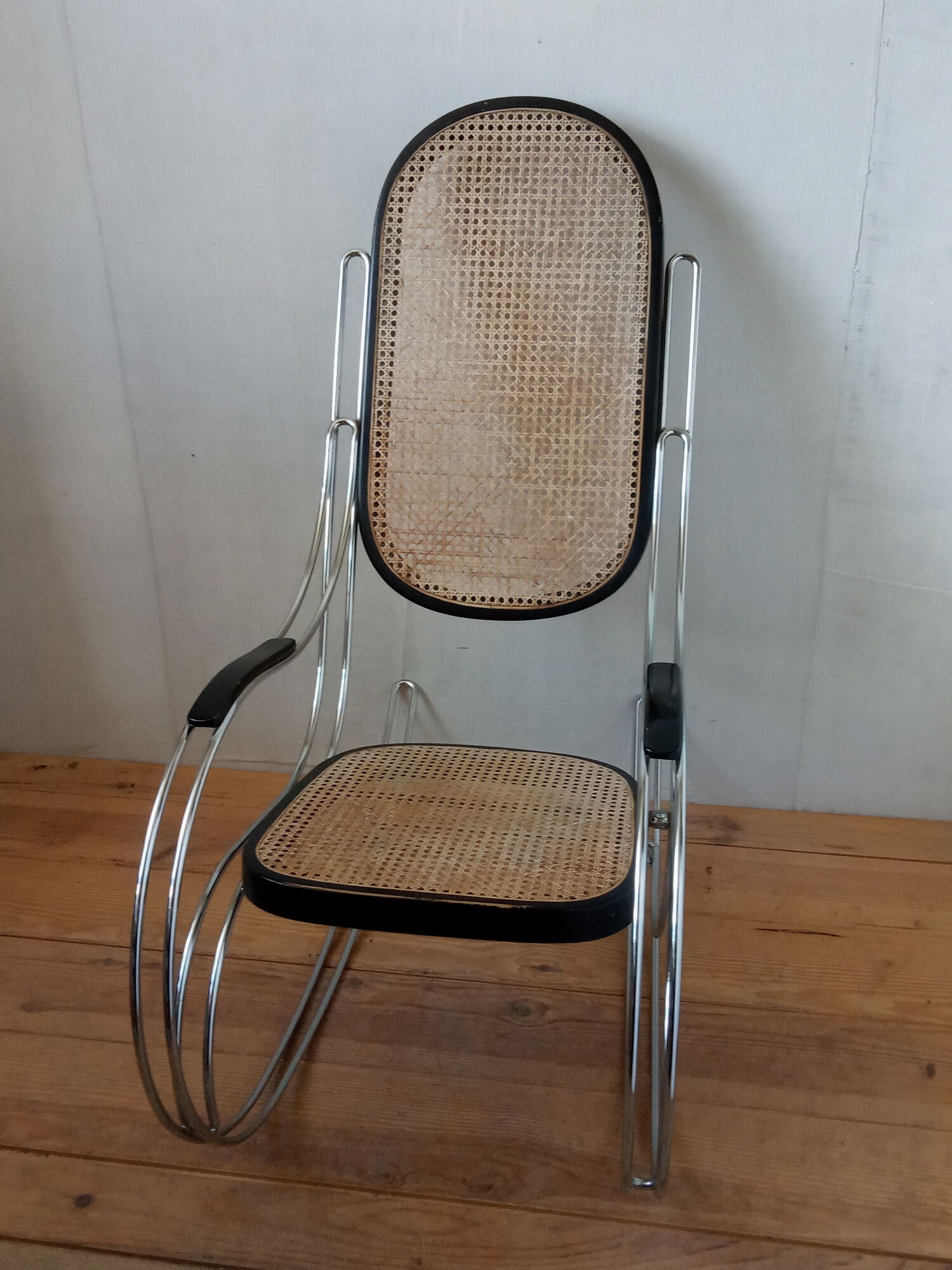 Rocking chair in chrome metal and wood