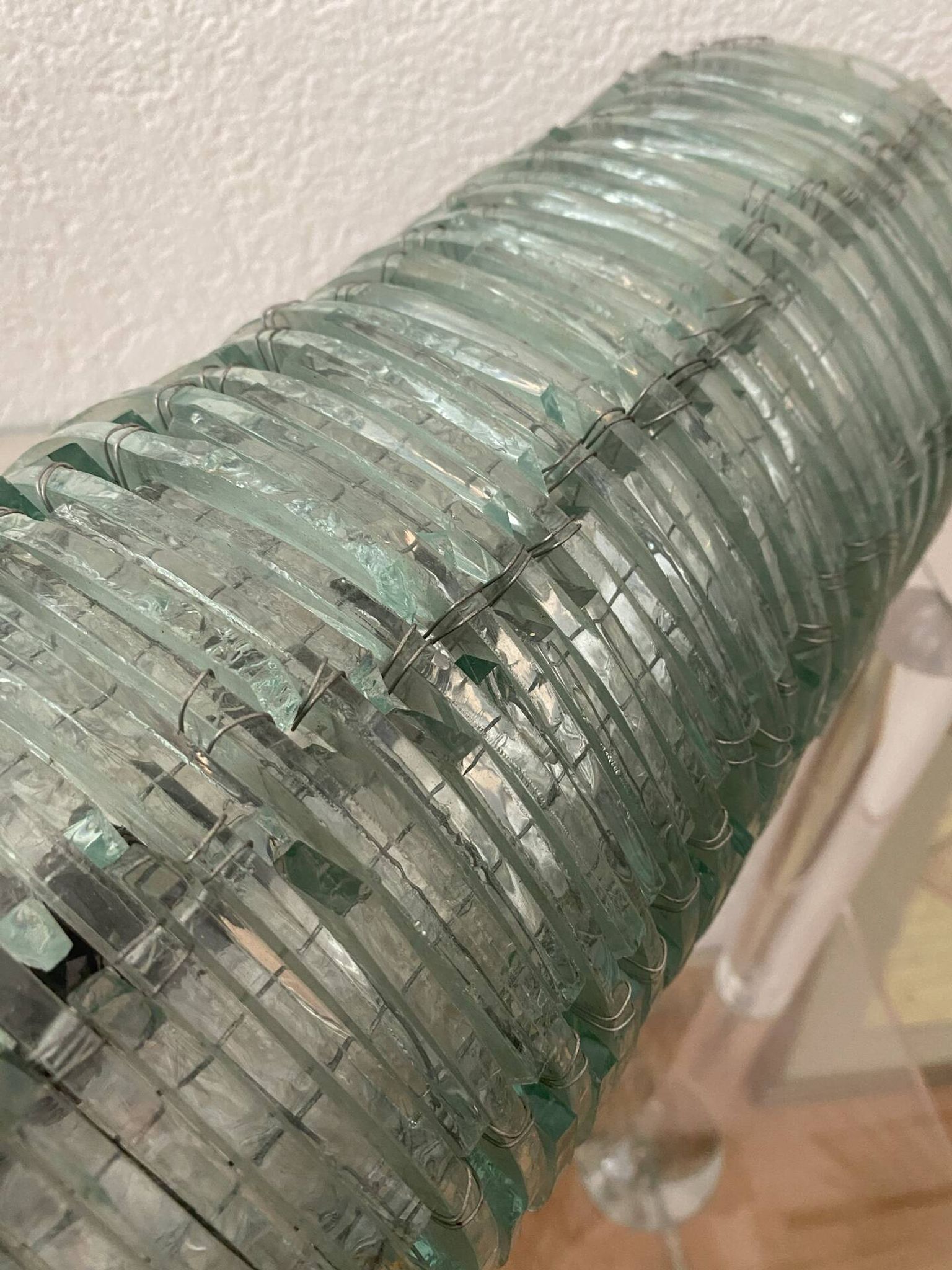 Lampe en verre de couleur bleutée et fil de fer