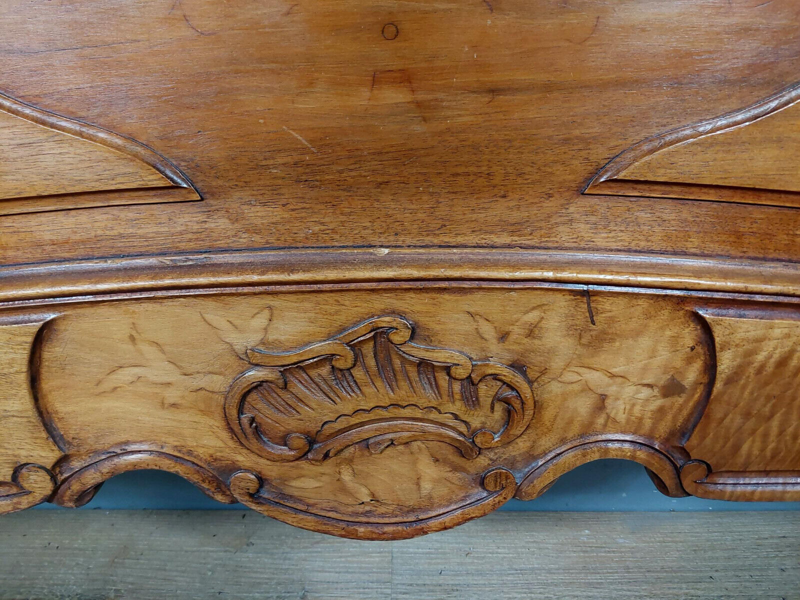 Louis XV bed in blond walnut around 1880-1900