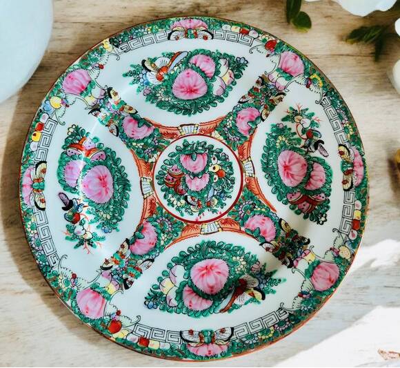 Vintage Chinese porcelain plate - Floral decoration and traditional patterns