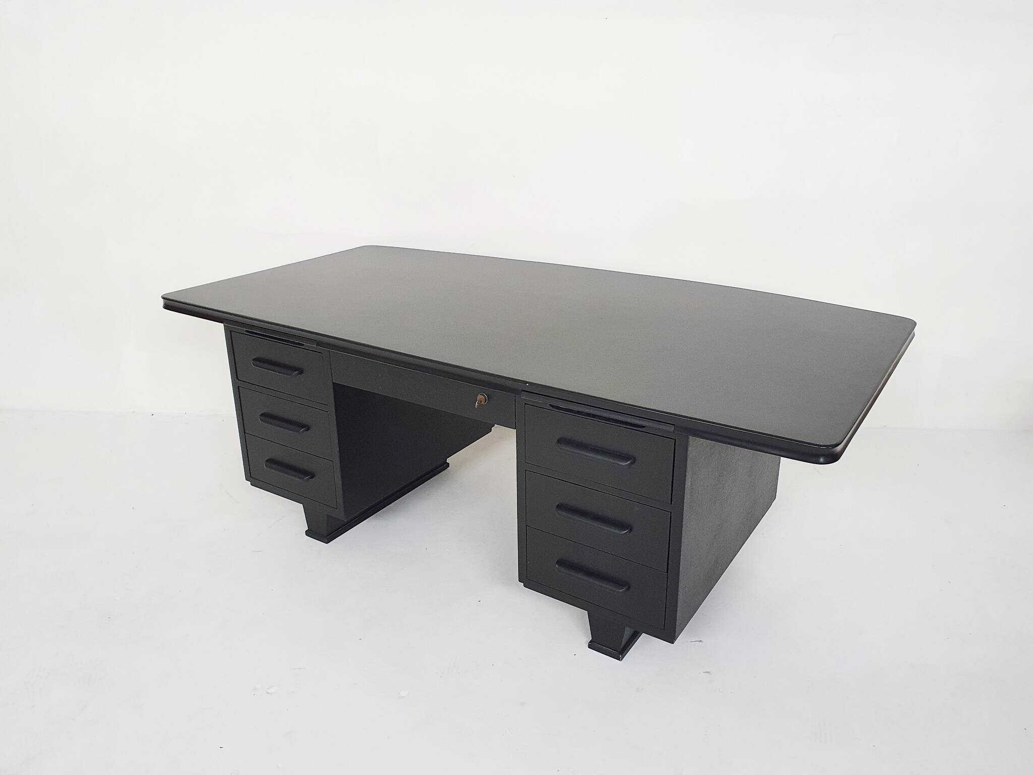 Bureau exécutif en bois noir, années 1960