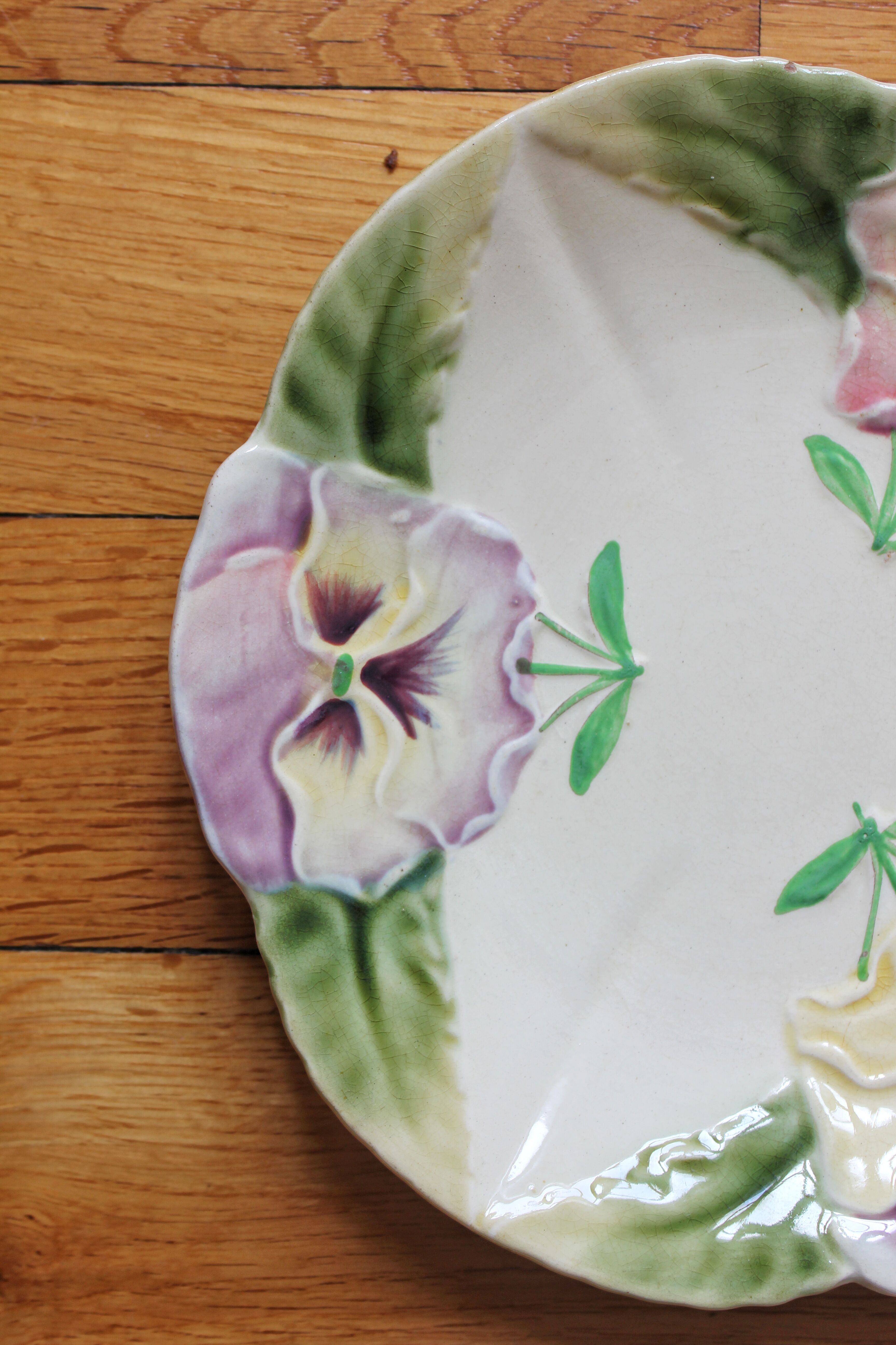 3 plates in slurry "Pensées" Choisy-le-Roi, nineteenth century