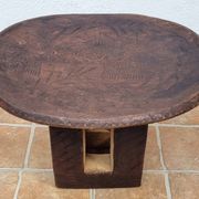 African monoxyle side table in carved wood with a curved top, 48x36 cm.