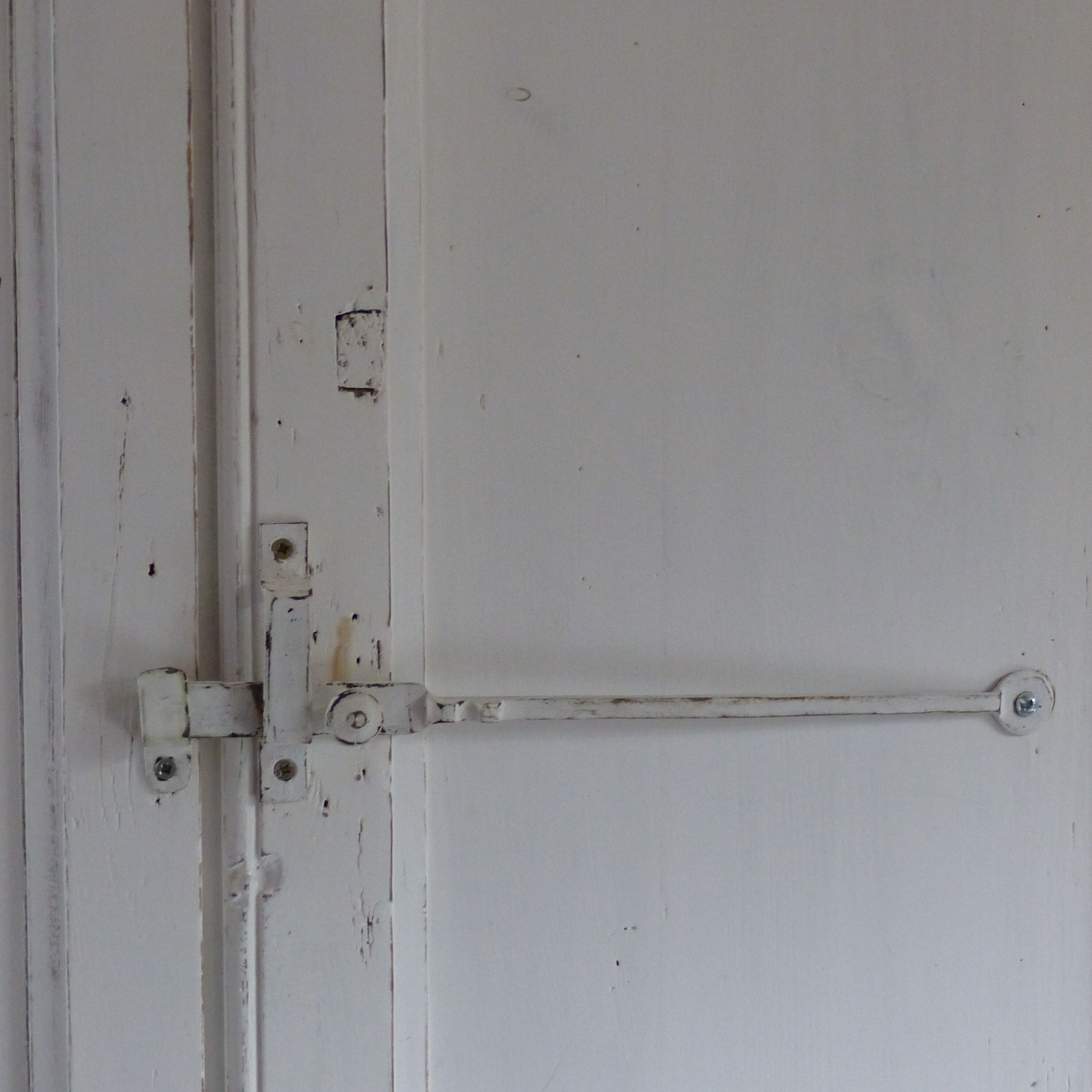 Armoire 2 portes en bois patiné blanc