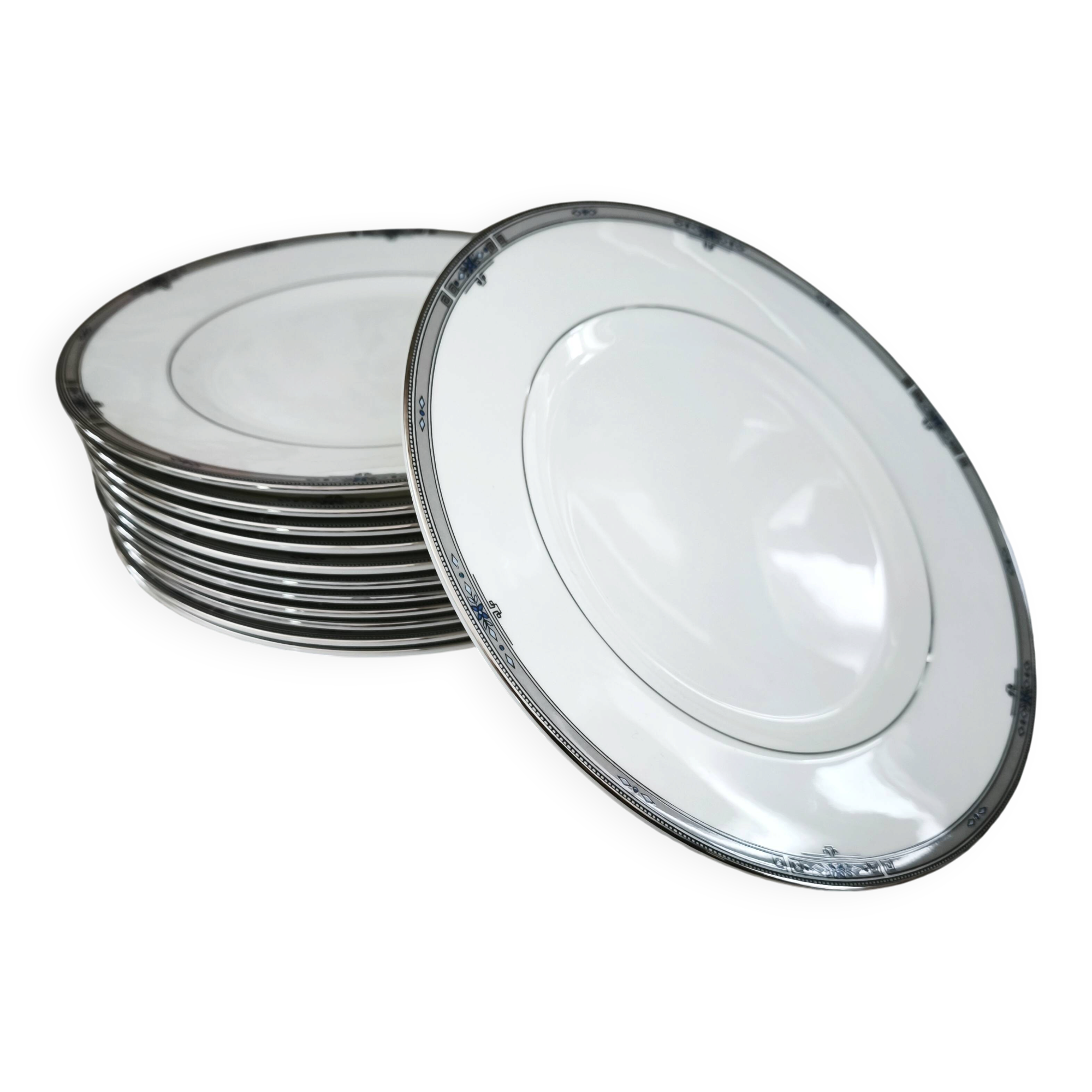 Set of 12 Wedgwood Amherst model porcelain starter/lunch plates.