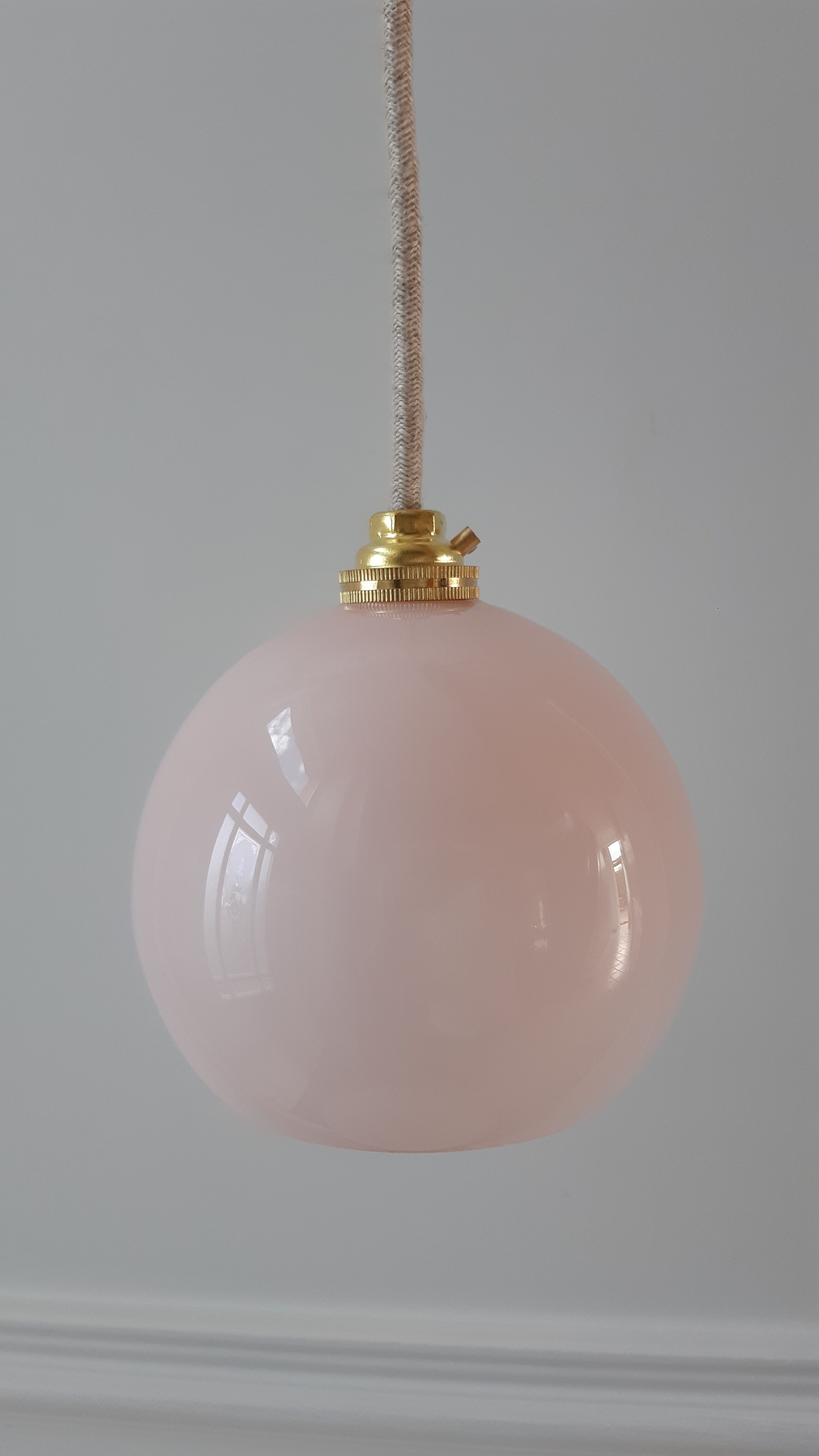 Round suspension in powder pink opaline 40-50s
