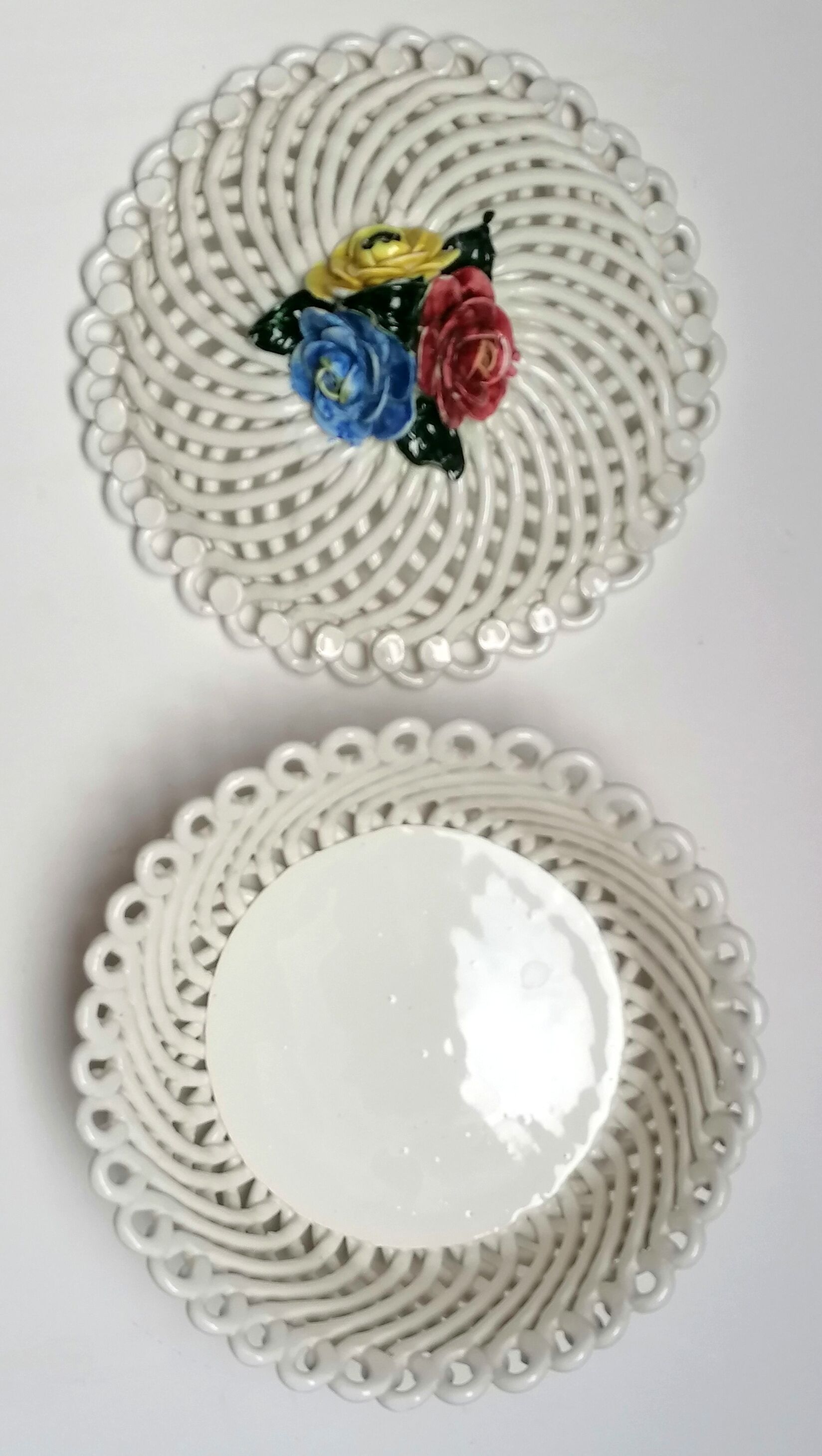 Corbeille en porcelaine tressée vintage