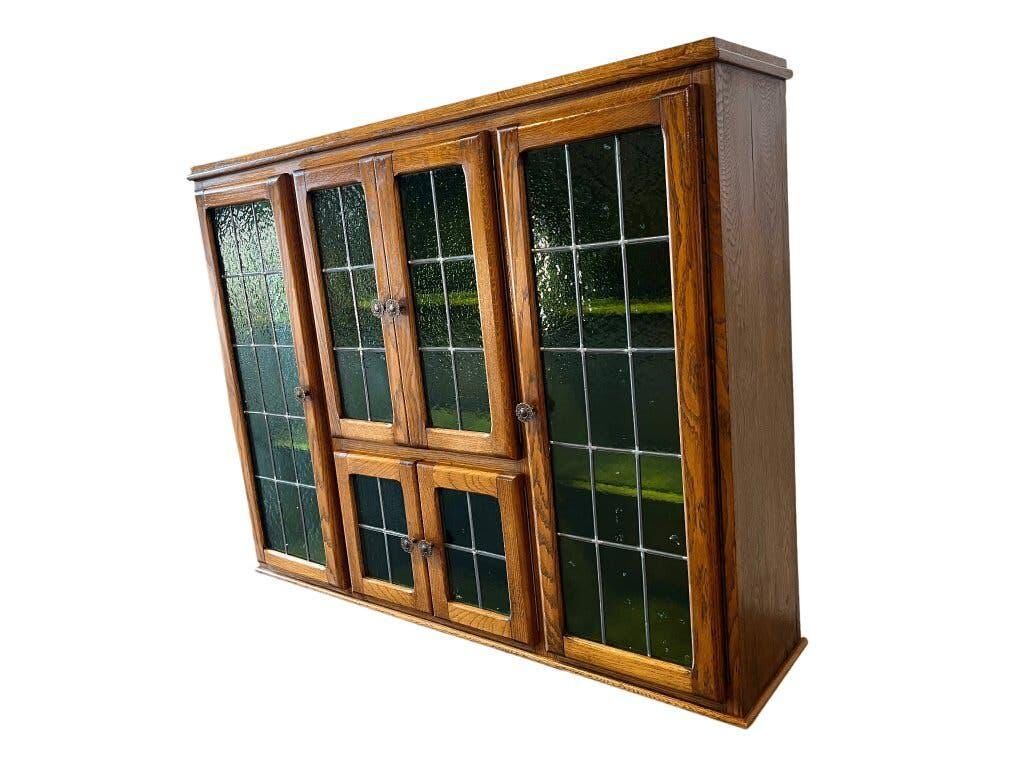 Armoire murale vintage en bois avec vitrail vert