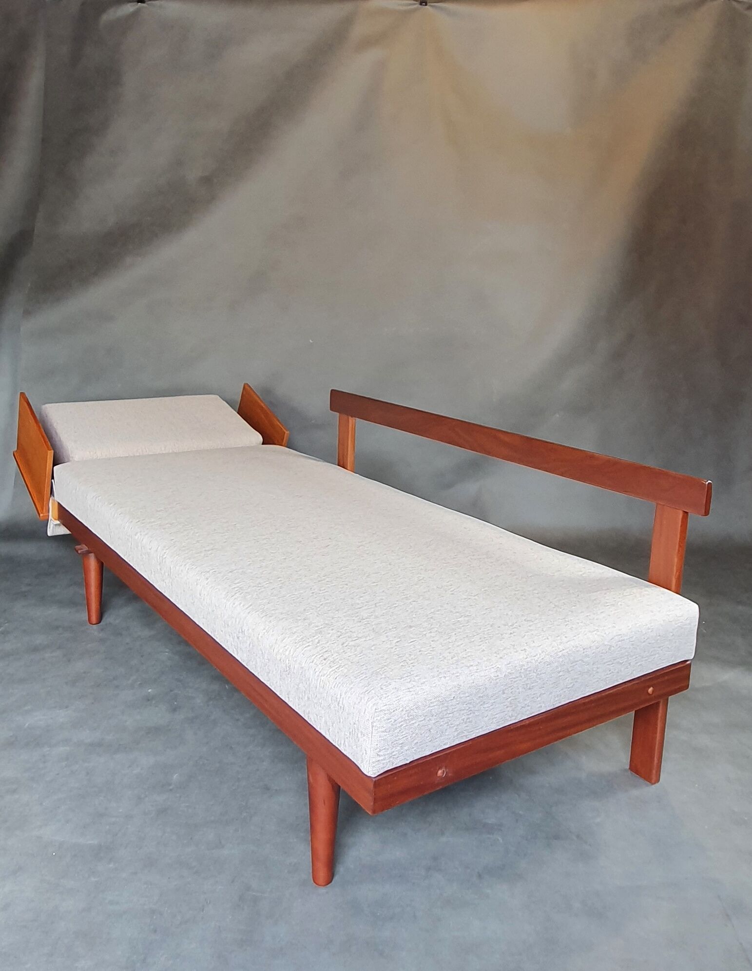 Norwegian teak daybed sofa, model Svanette design Ingmar Relling 1960s