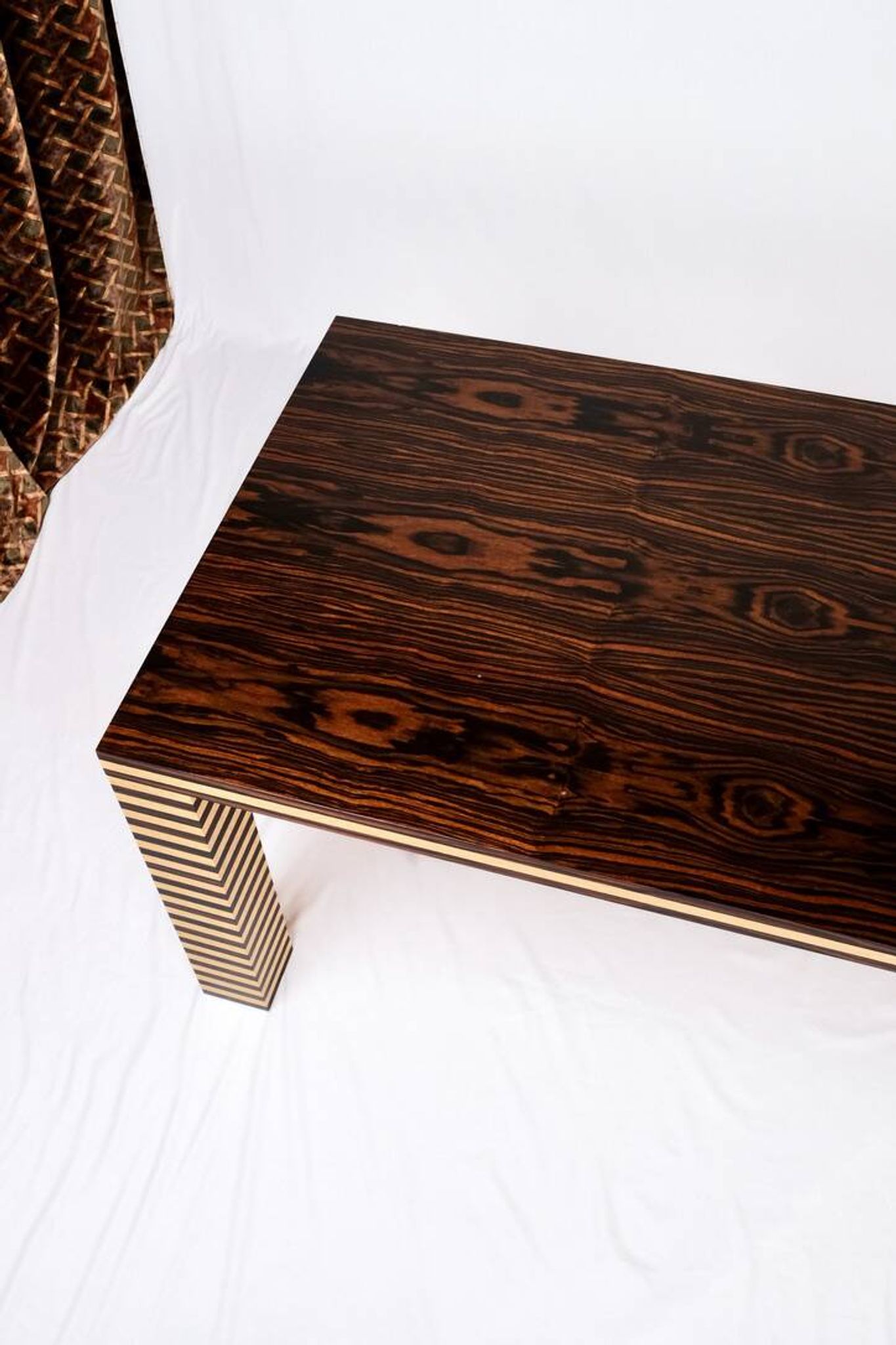 Table à manger en bois style Memphis, Italie