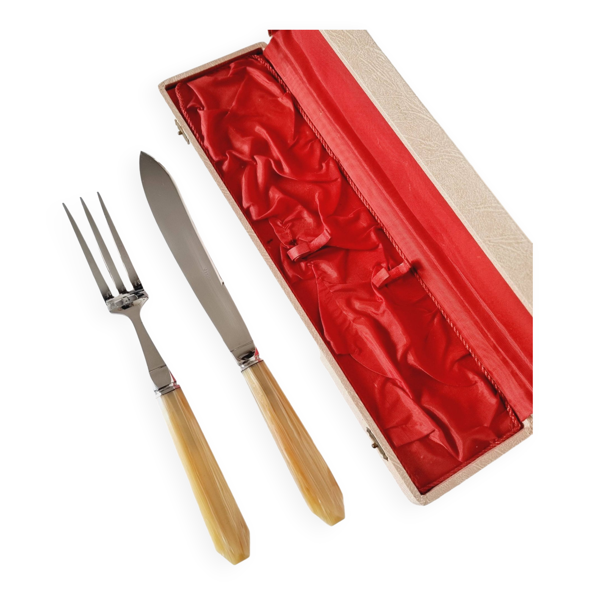 Case with cutlery for serving or cutting meat in baquelite