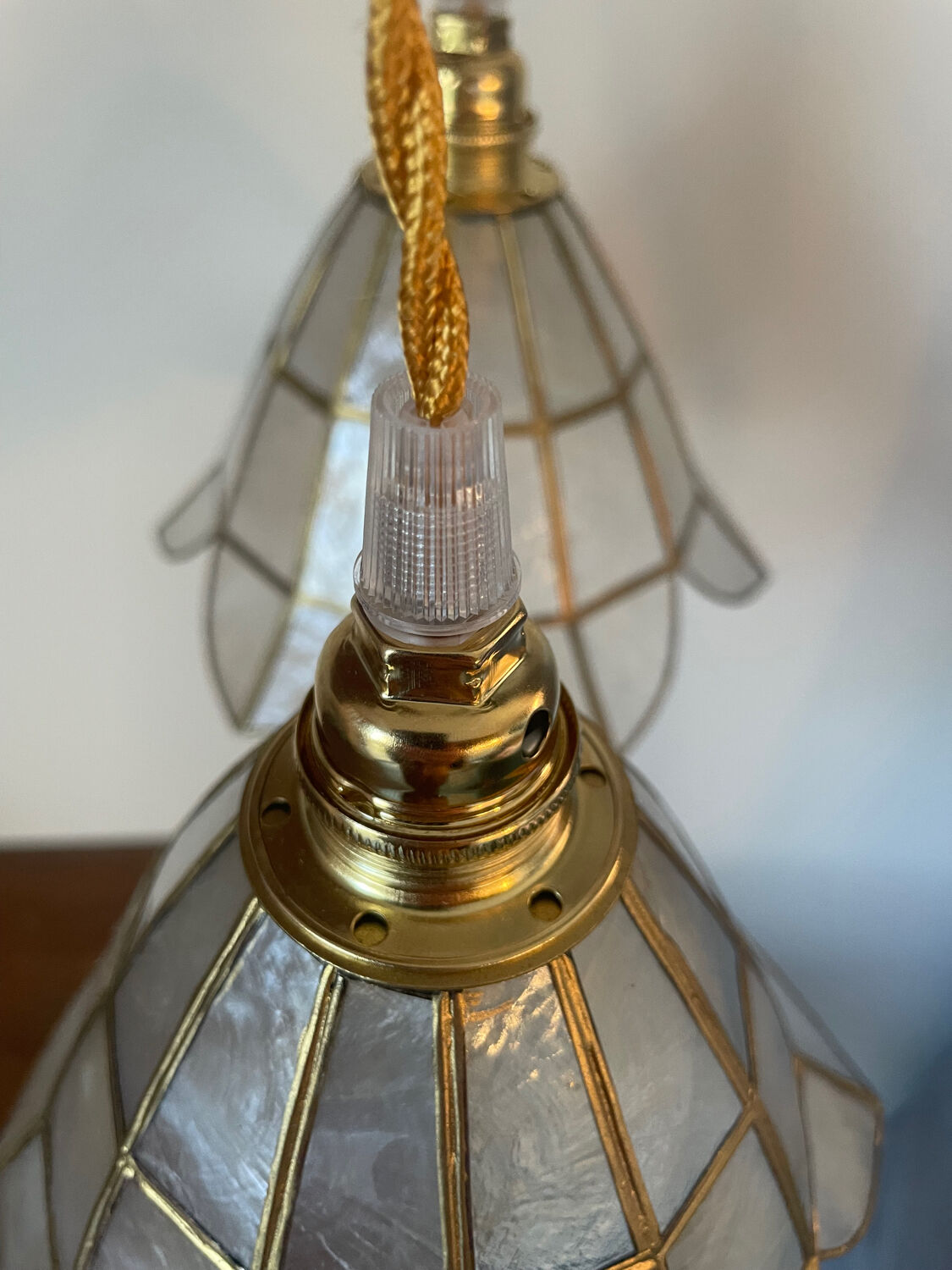 2 portable lamps with flower-shaped lampshades in mother-of-pearl and brass.
