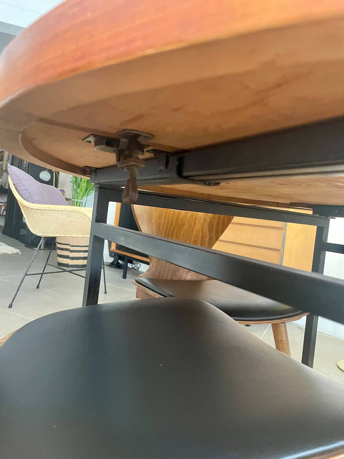 Table ronde en teck années 60