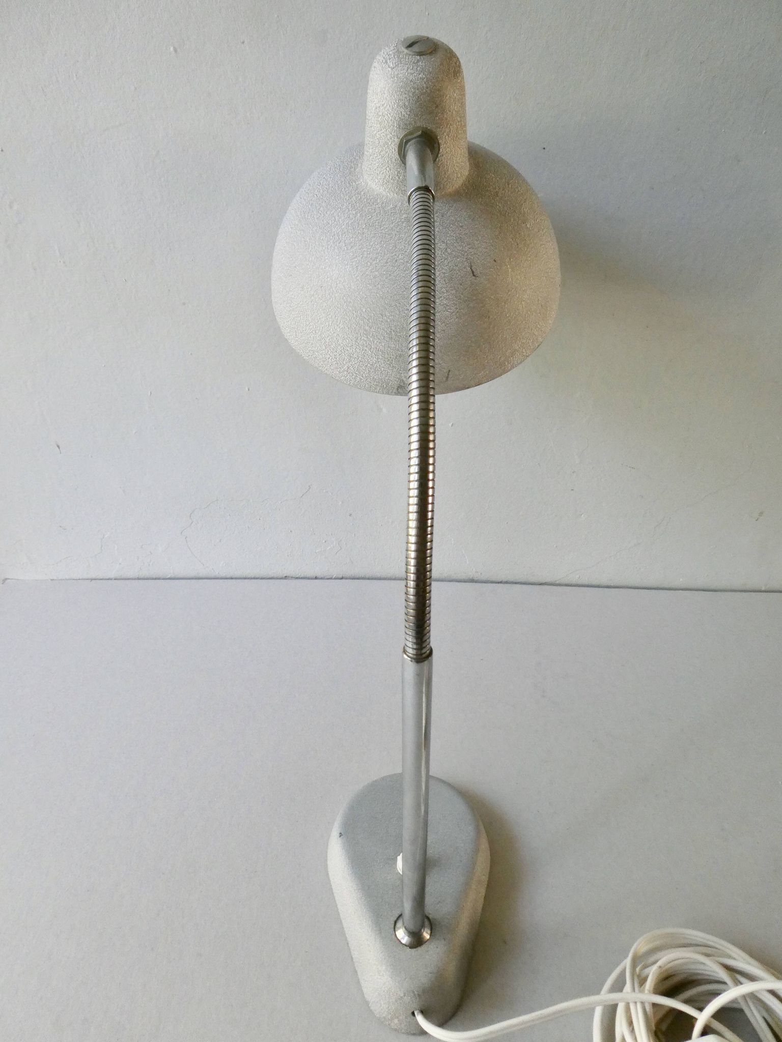 Lampe articulée Aluminor,  en métal gris clair des années 50