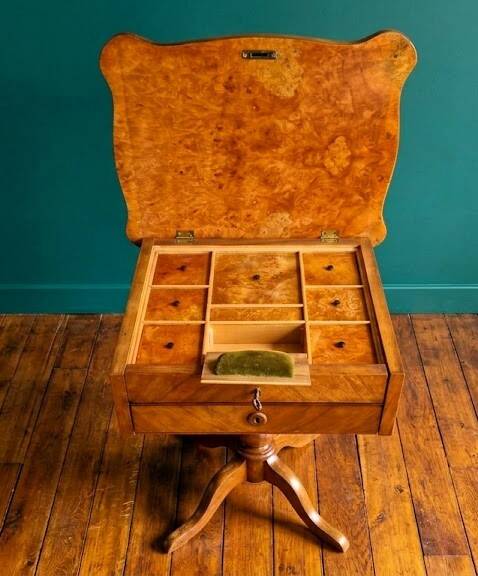 Work table / Chest of drawers with a system in thuya burl and veneer