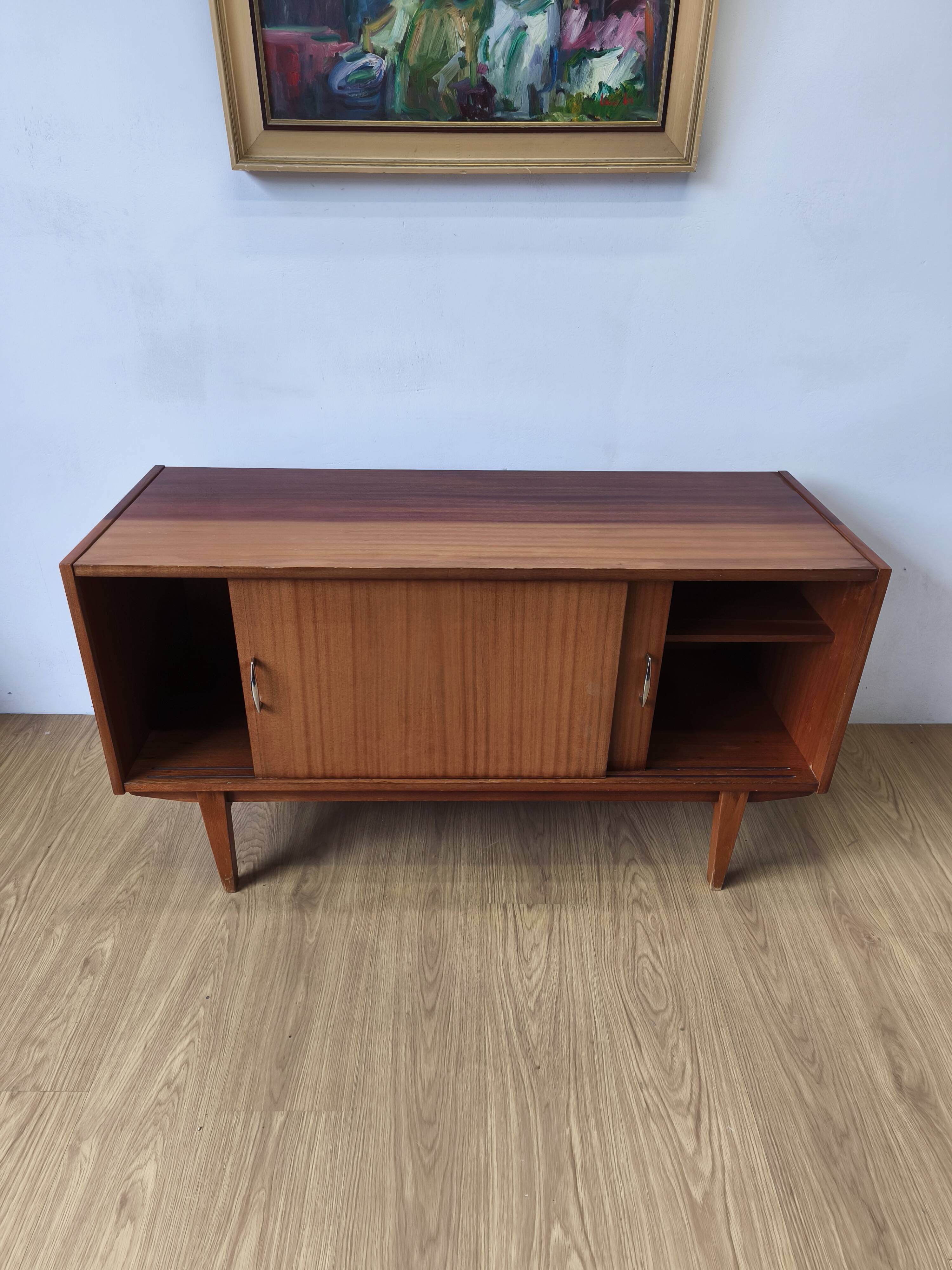 Buffet moderniste des années 1970.