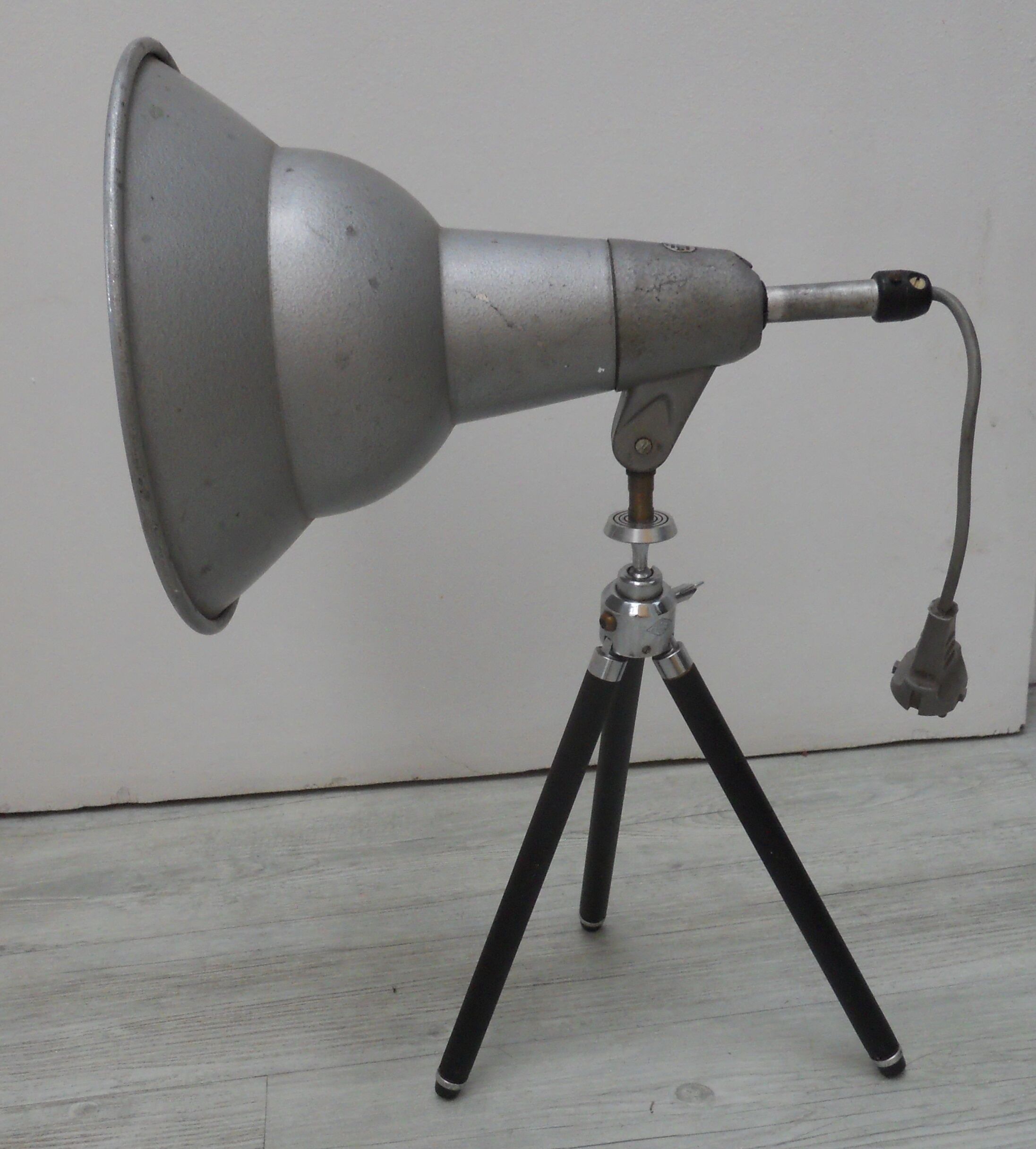 Lita standing projector