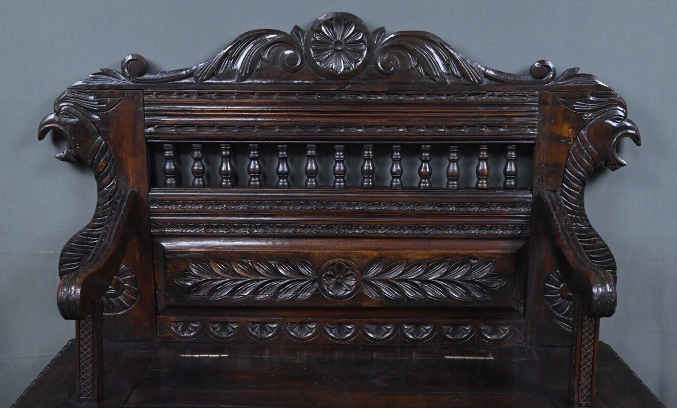 Banc coffre en chêne, style néo-gothique – début XXe