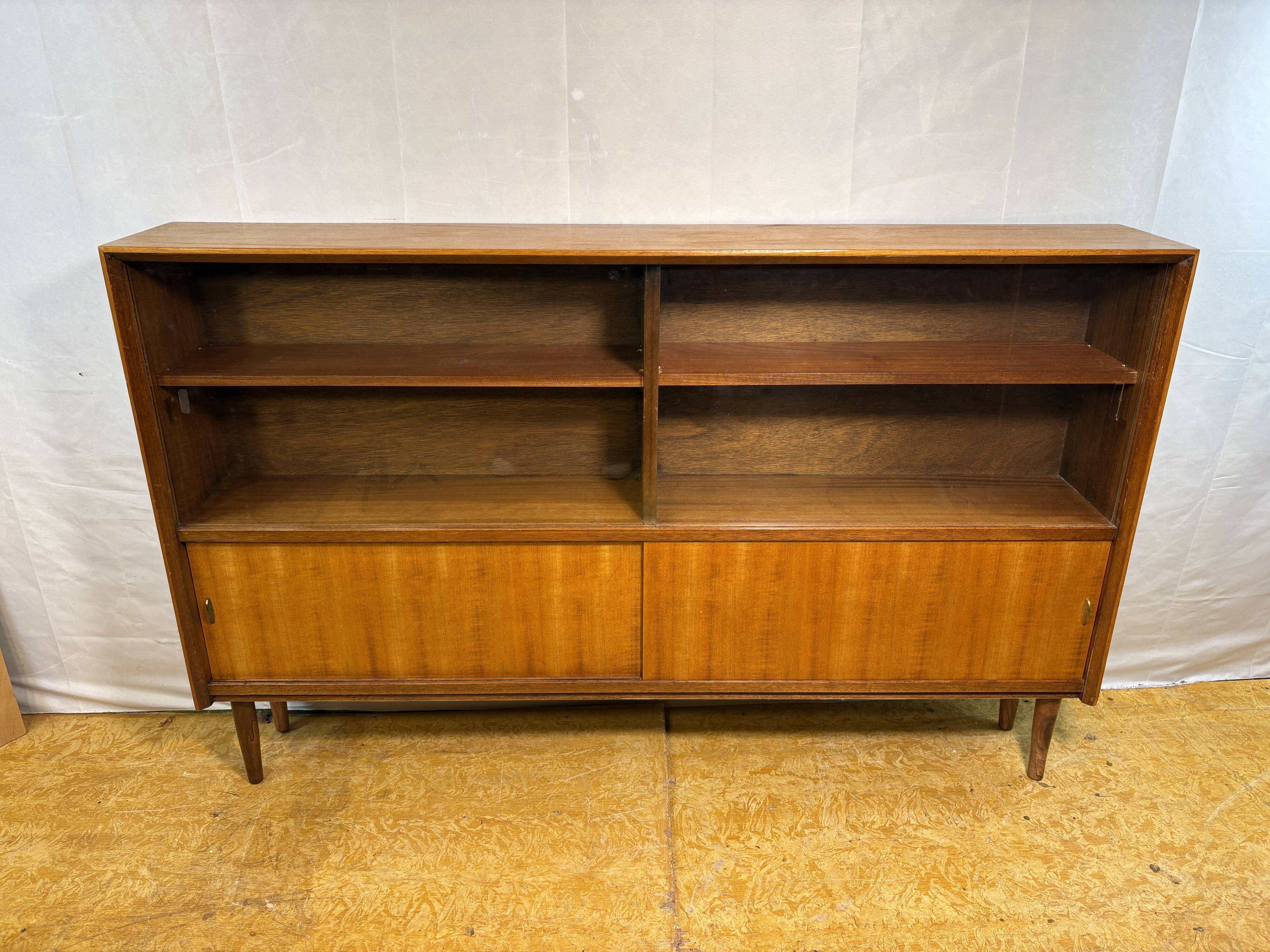 Bibliothèque vintage rétro en teck style milieu du siècle par Herbert E. Gibbs 1960 Slim •