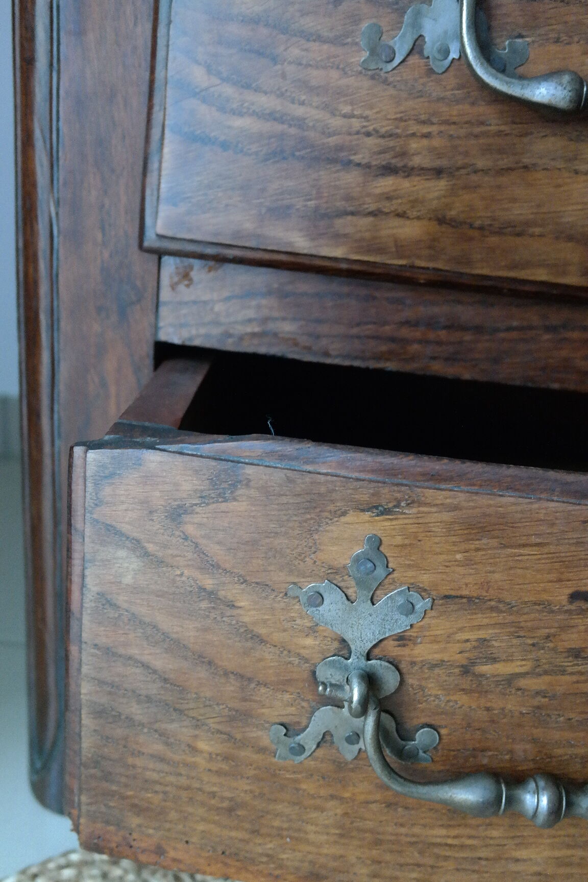 Commode arbalète campagnarde en chêne xxème