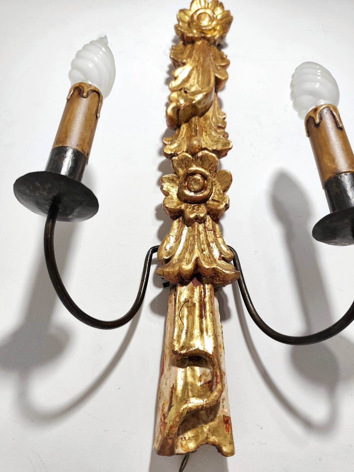 Aplique de pared de madera dorada. España, 1940s.