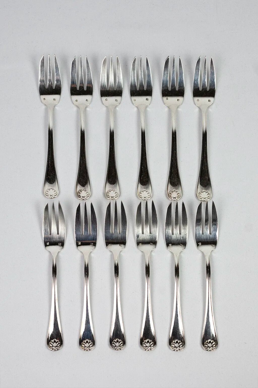 Art Deco silver-plated cake service, shell model, circa 1930.