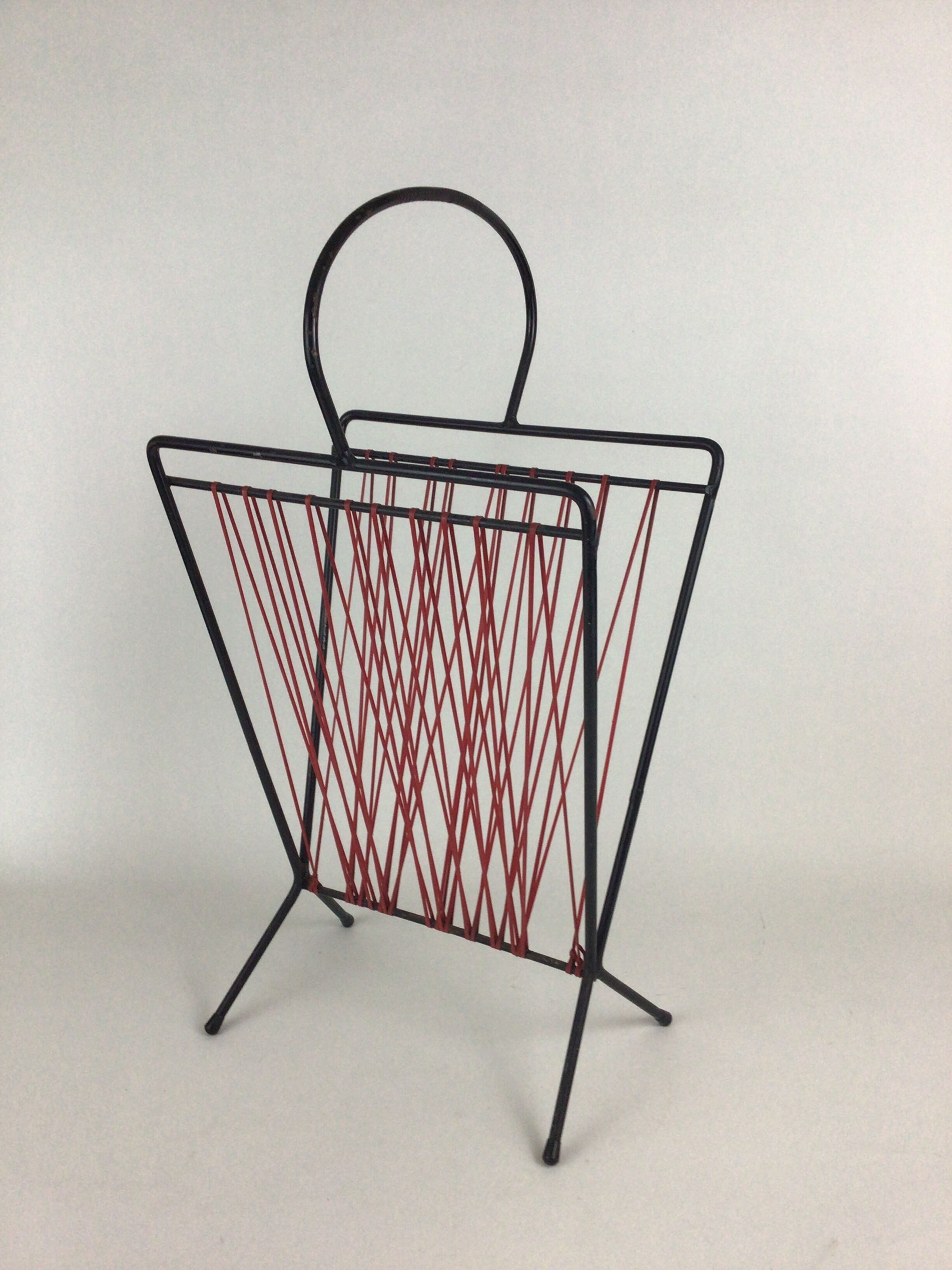 Metal and scoubidous magazine door