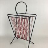 Metal and scoubidous magazine door