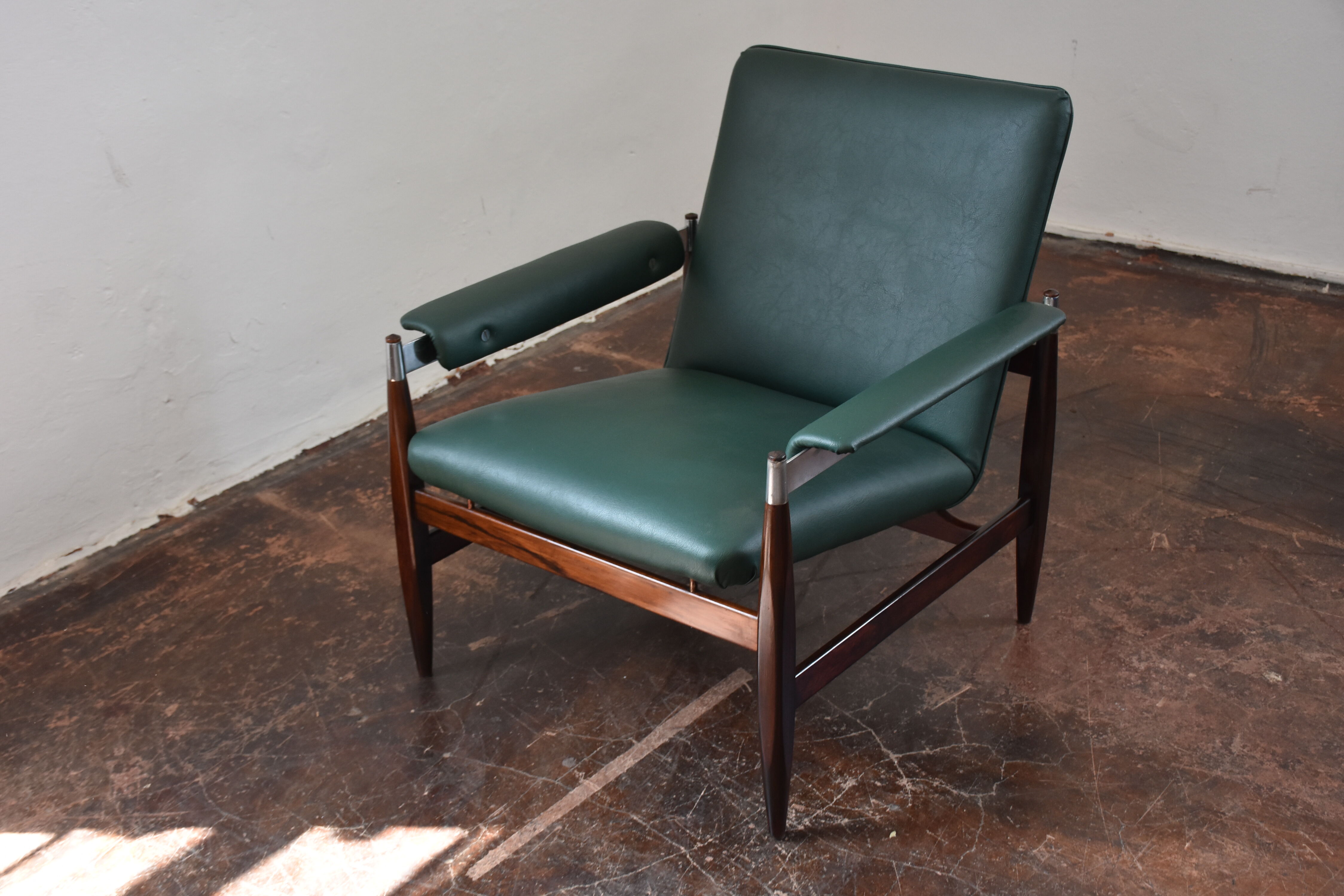 Fauteuil en palissandre & simili cuir modèle 112 par Leolux, années 1960
