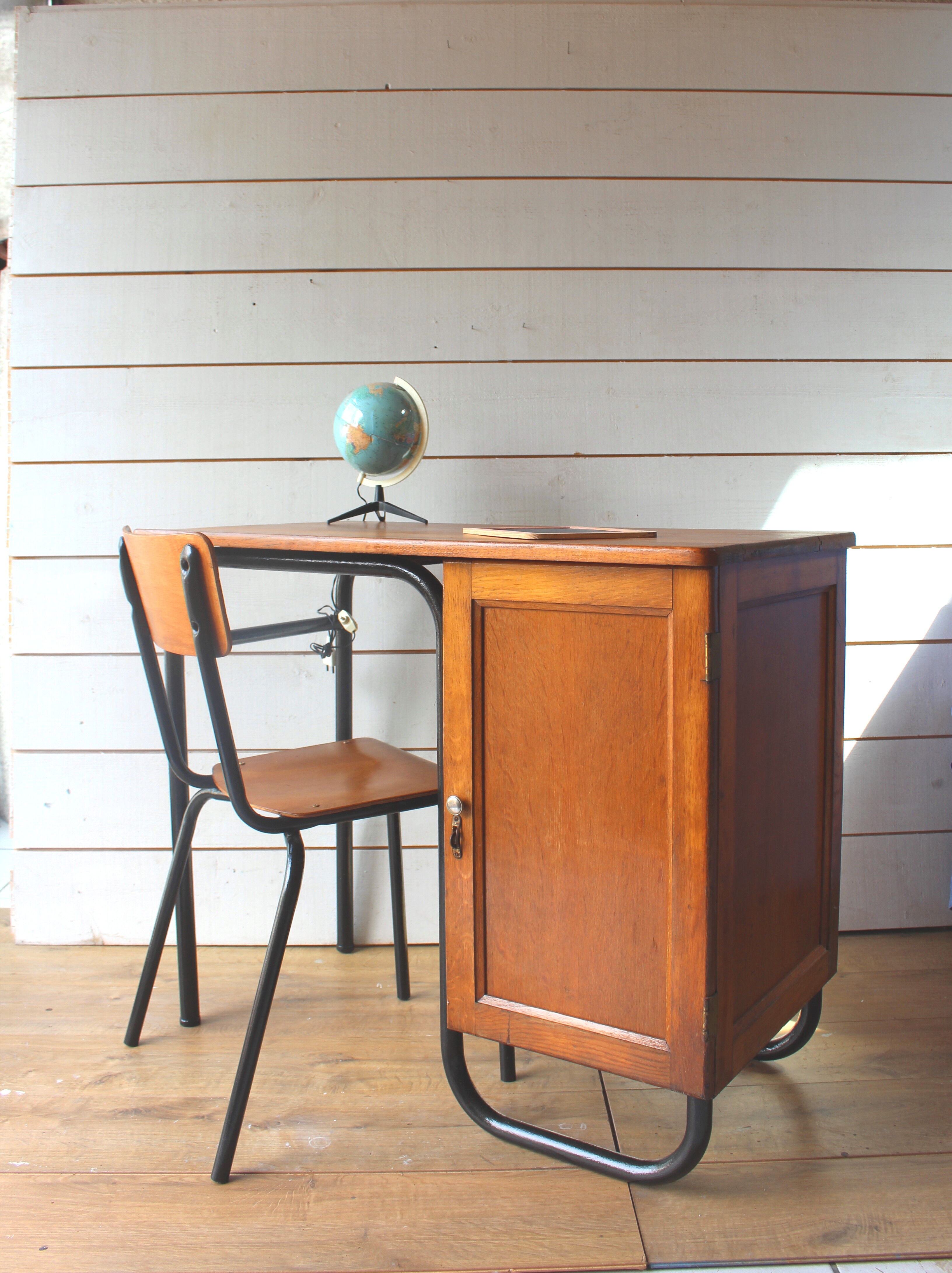 Bureau et chaise de maître d'école